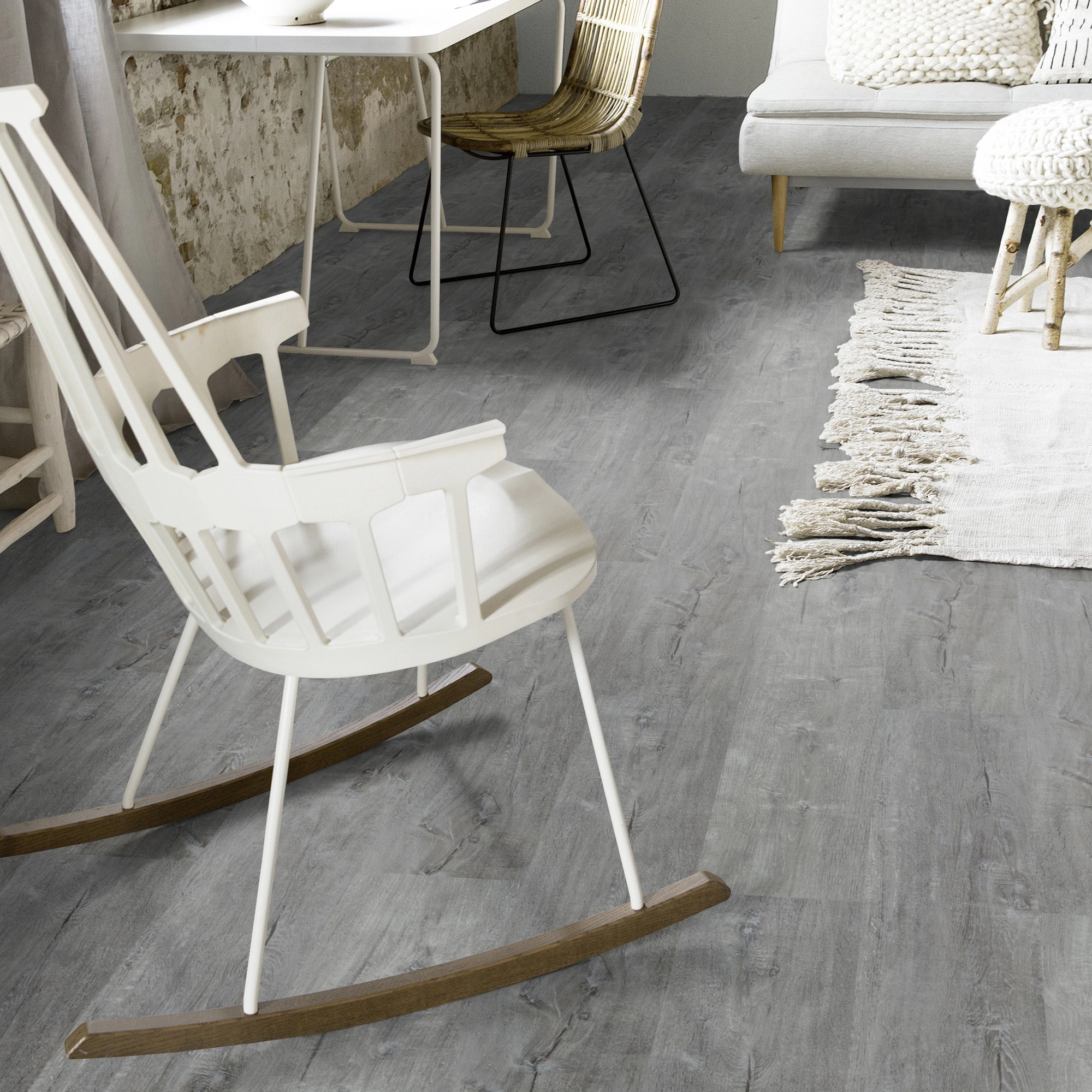 Milieubild Wohnzimmer mit Schaukelstuhl im skandinavischen Stil - Forbo Flooring Klebe-Vinyl Enduro Dryback Wood Anthracite Timber Milieubild Wohnzimmer mit Schaukelstuhl im skandinavischen Stil - Forbo Flooring 217626