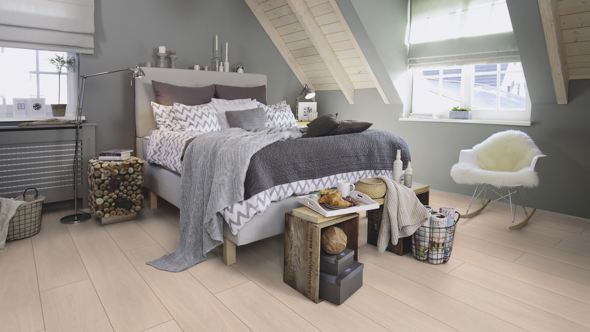Milieubild Schlafzimmer im modernen Dachgeschoss - wineo HDF Klick-Bioboden PURLINE wineo 1000 wood XL Calm Oak Bright Milieubild Schlafzimmer im modernen Dachgeschoss - wineo MLP305R