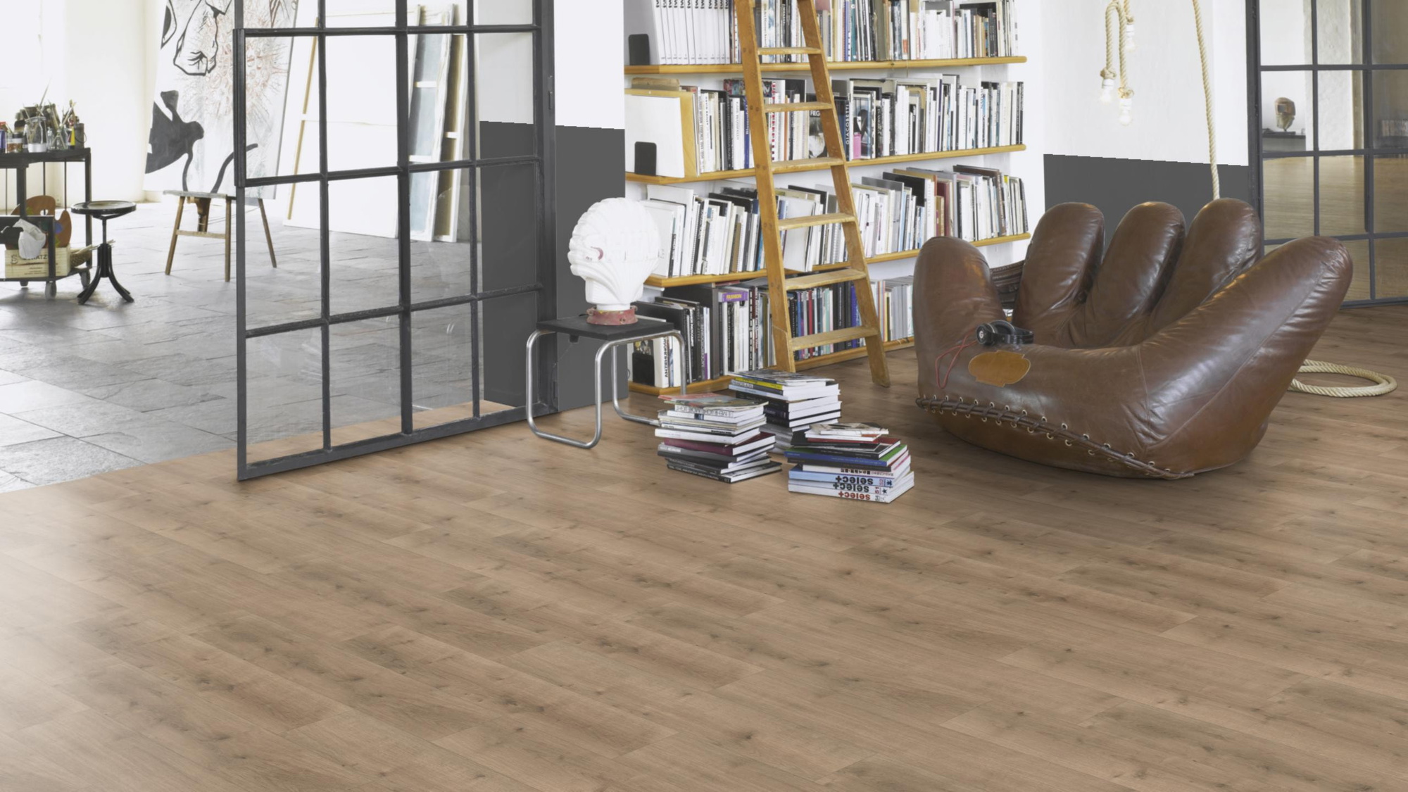 Milieubild Modernes Wohnzimmer mit Atelier - Parador HDF Klick-Designboden Modular ONE Eiche Pure perlgrau Milieubild Modernes Wohnzimmer mit Atelier - Parador 1730768