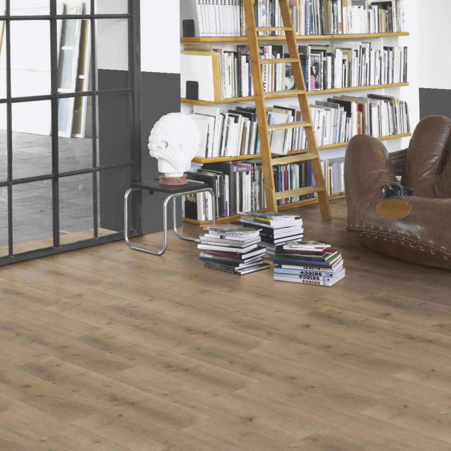 Milieubild Modernes Wohnzimmer mit Atelier - Parador HDF Klick-Designboden Modular ONE Eiche Pure perlgrau Milieubild Modernes Wohnzimmer mit Atelier - Parador 1730768
