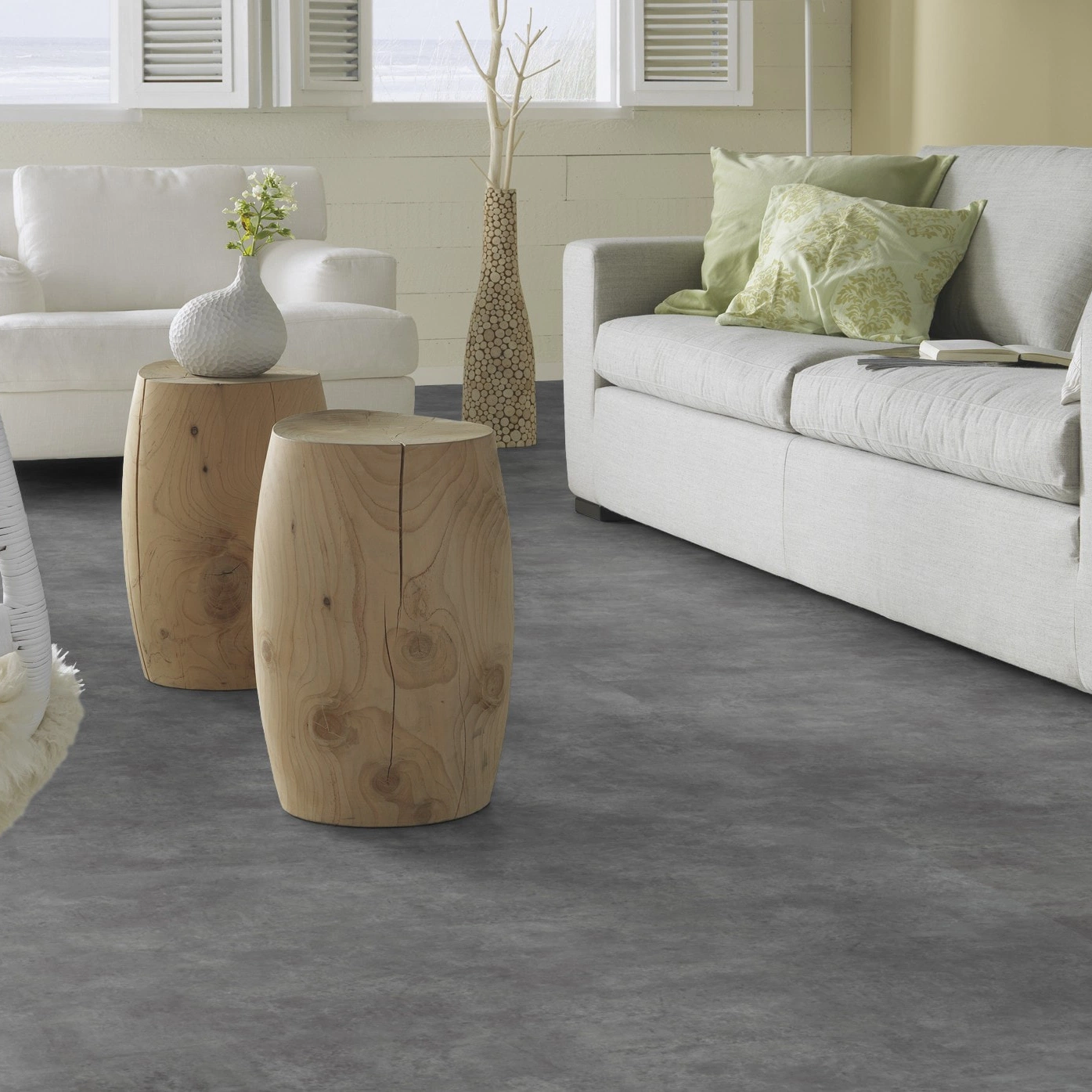 Milieubild Modernes, freundliches Wohnzimmer mit Sofa - Forbo Flooring Klebe-Vinyl Allura Dryback 0.55 Material Charcoal Concrete Milieubild Modernes, freundliches Wohnzimmer mit Sofa - Forbo Flooring 220187