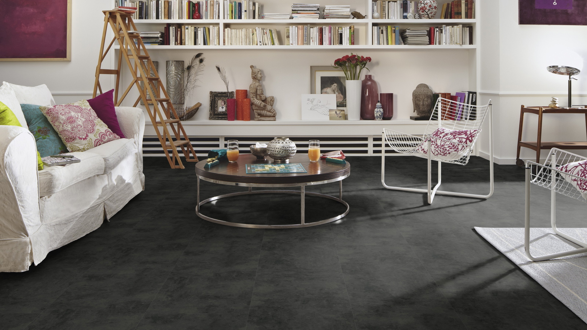 Milieubild Wohnzimmer mit großem Bücherregal - MEISTER Laminat LB 150 Black Rock Milieubild Wohnzimmer mit großem Bücherregal - MEISTER 600003-0857398-07136