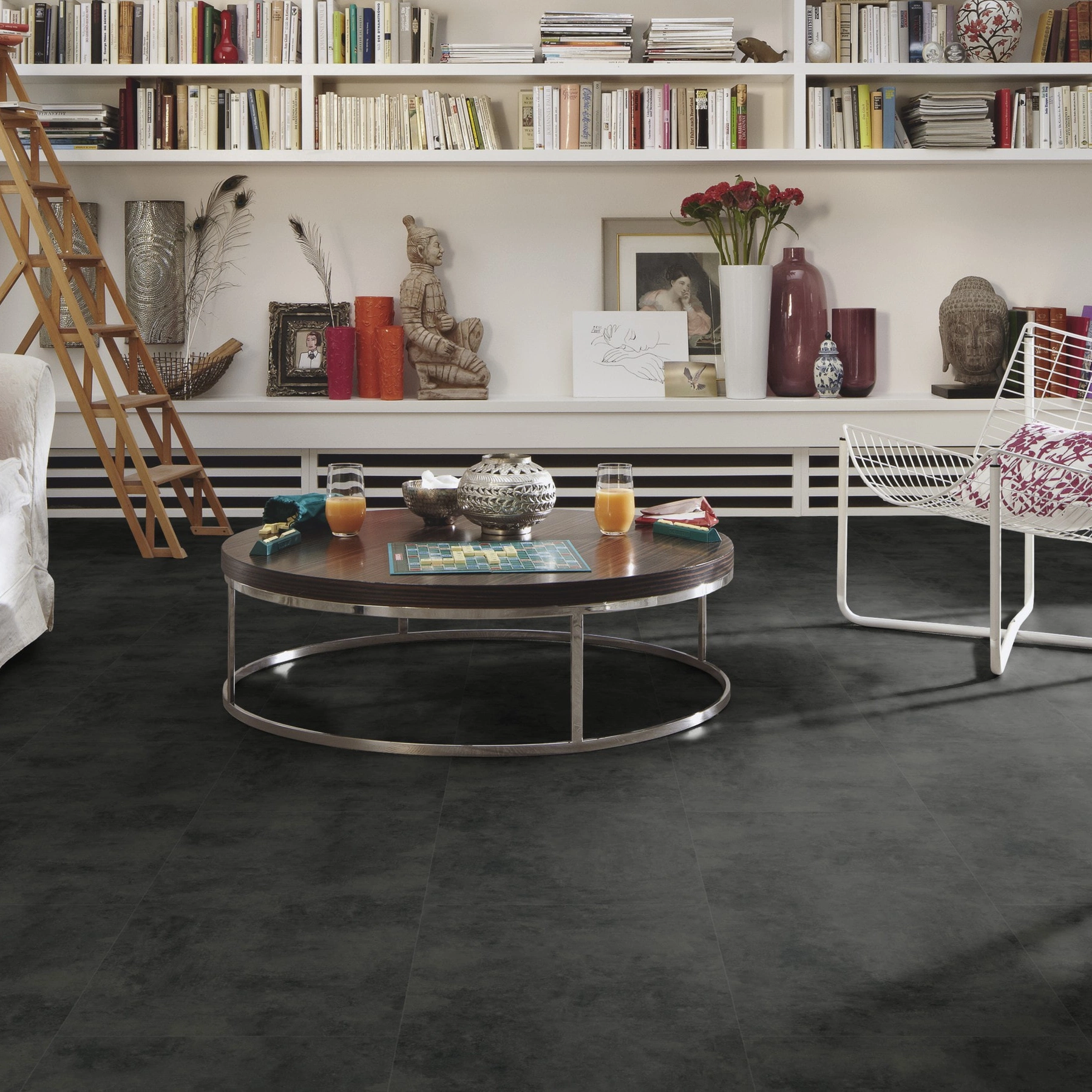 Milieubild Wohnzimmer mit großem Bücherregal - MEISTER Laminat LB 150 Black Rock Milieubild Wohnzimmer mit großem Bücherregal - MEISTER 600003-0857398-07136
