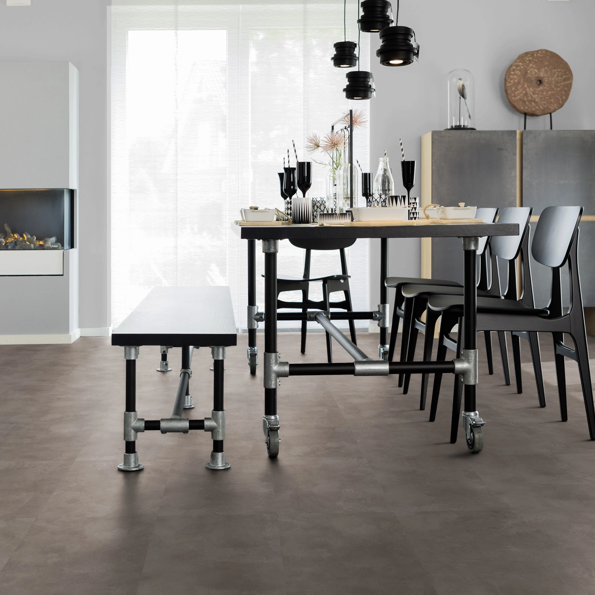 Milieubild Esszimmer mit Kamin - wineo HDF Klick-Bioboden PURLINE wineo 1000 stone L Urban Concrete Smoke Milieubild Esszimmer mit Kamin - wineo MLP318R