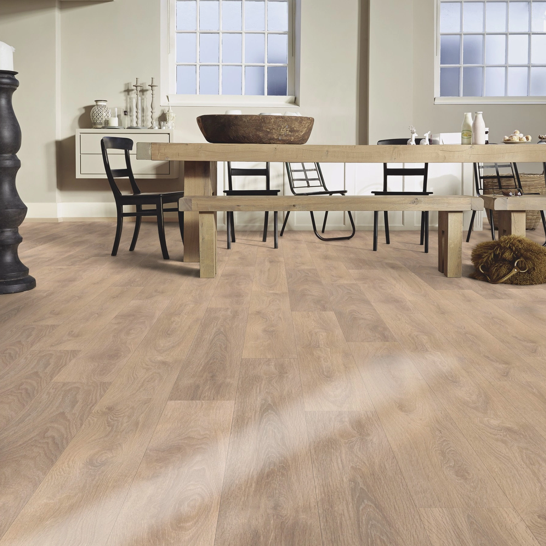 Milieubild Esszimmer mit großem Tisch - Meister Laminat LD 150 Eiche sand Milieubild Esszimmer mit großem Tisch - Meister 600017-1288198-07004