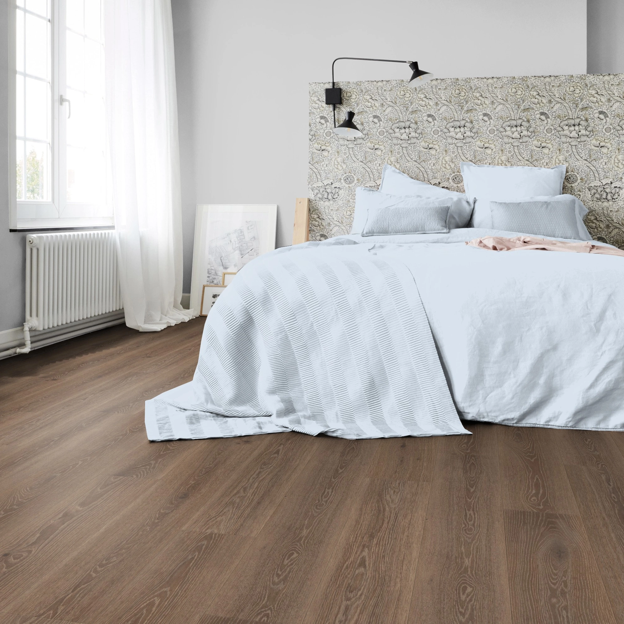 Milieubild Schlafzimmer in Stadtwohnung - Tarkett Klebe-Vinyl Essence 55 Tribe Oak Mocha Milieubild Schlafzimmer in Stadtwohnung - Tarkett 260053009