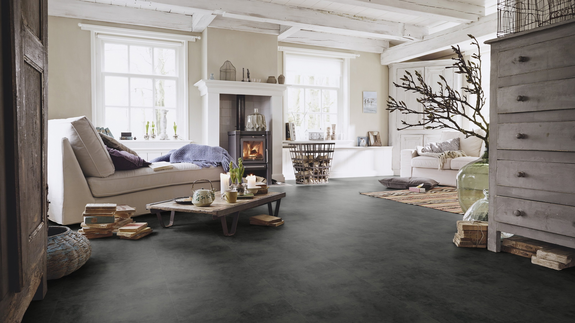 Milieubild Wohnzimmer im Landhaus-Stil - MEISTER Laminat LB 150 Black Rock Milieubild Wohnzimmer im Landhaus-Stil - MEISTER 600003-0857398-07136