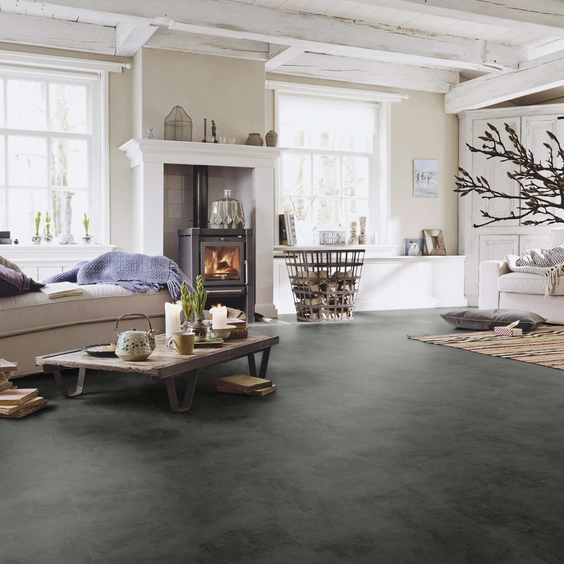 Milieubild Wohnzimmer im Landhaus-Stil - MEISTER Laminat LB 150 Black Rock Milieubild Wohnzimmer im Landhaus-Stil - MEISTER 600003-0857398-07136
