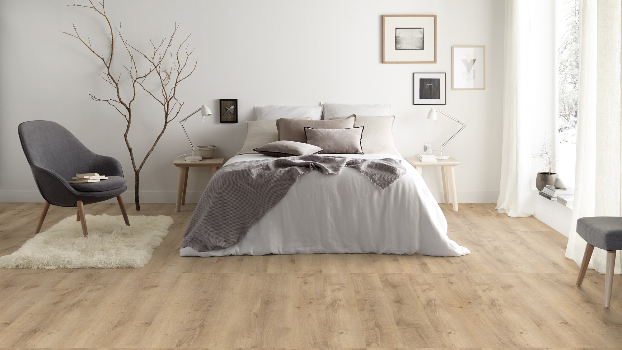 Milieubild Modernes Schlafzimmer - Bett dekoriert mit Kissen - Tarkett Klebe-Vinyl iD Inspiration 55 CLASSICS Rustic Oak Beige Milieubild Modernes Schlafzimmer - Bett dekoriert mit Kissen - Tarkett 24513025