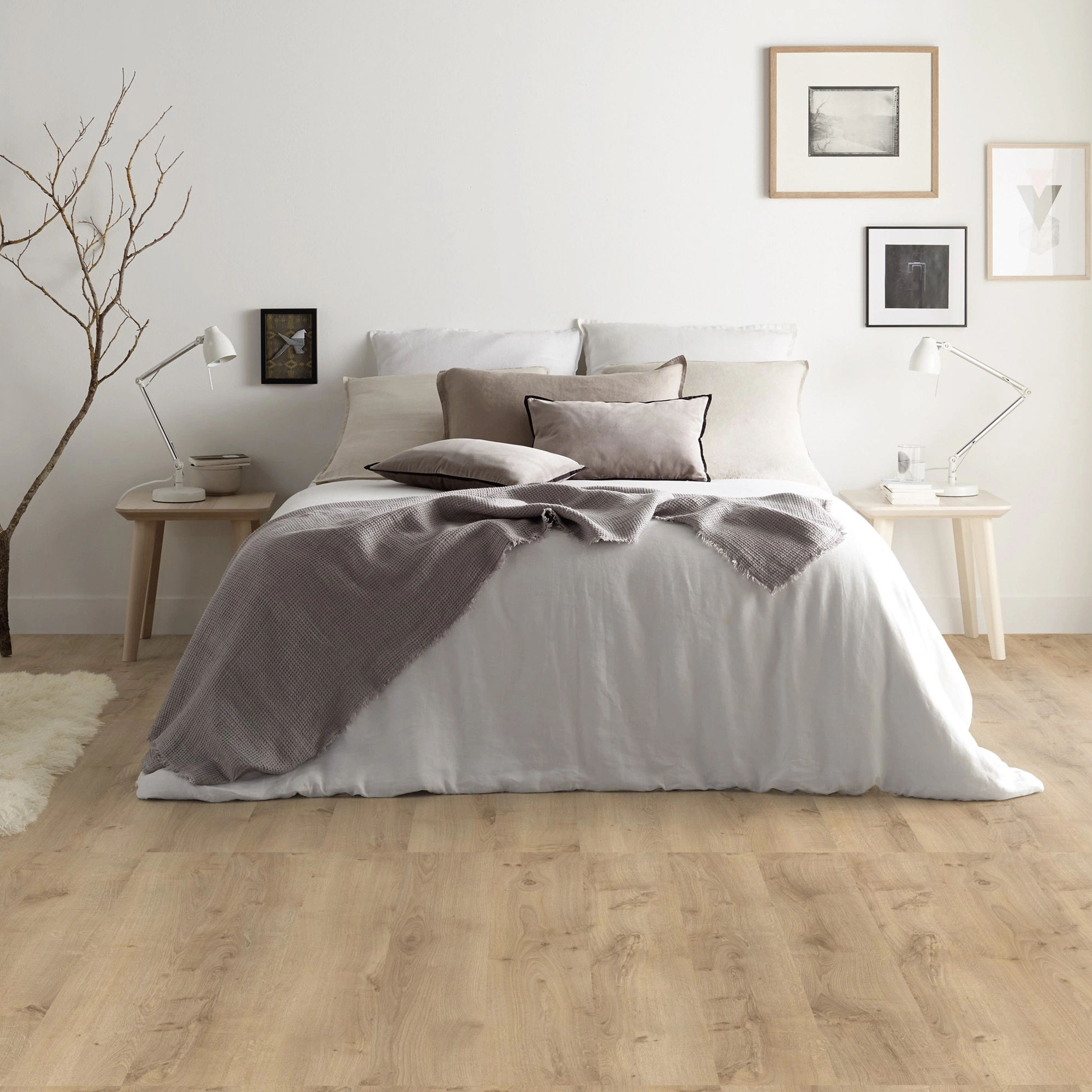 Milieubild Modernes Schlafzimmer - Bett dekoriert mit Kissen - Tarkett Klebe-Vinyl iD Inspiration 55 CLASSICS Rustic Oak Beige Milieubild Modernes Schlafzimmer - Bett dekoriert mit Kissen - Tarkett 24513025