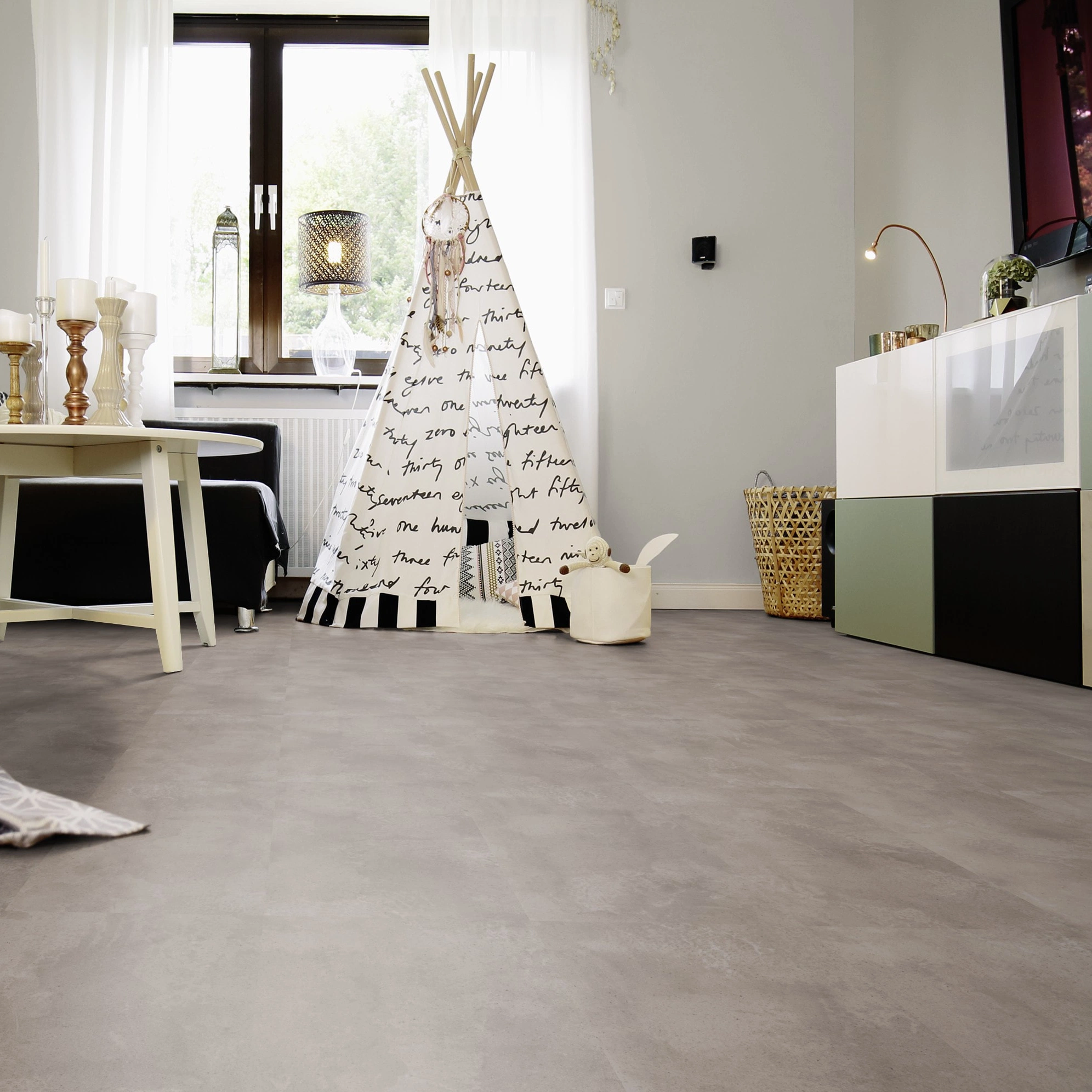 Milieubild Wohnzimmer mit Sideboard und Fernseher - wineo Klick-Bioboden PURLINE wineo 1000 stone L Urban Concrete Smoke Milieubild Wohnzimmer mit Sideboard und Fernseher - wineo PLC318R