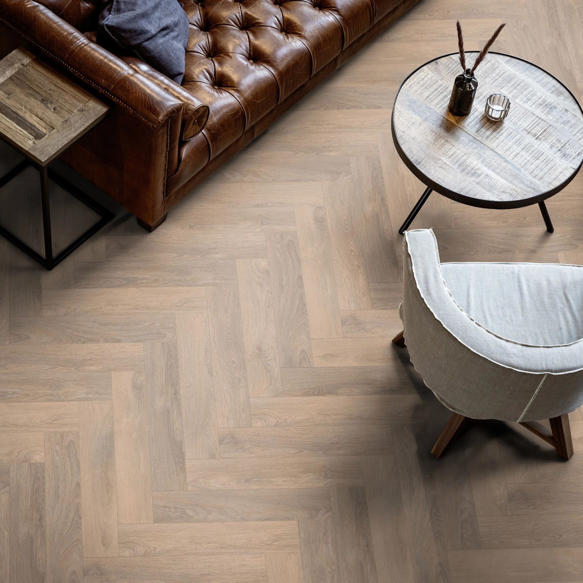 Milieubild Wohnzimmer mit Ledersofa - Blick von oben - ter Hürne Laminat Herringbone Edition Eiche Chalet Milieubild Wohnzimmer mit Ledersofa - Blick von oben - ter Hürne 1101021853