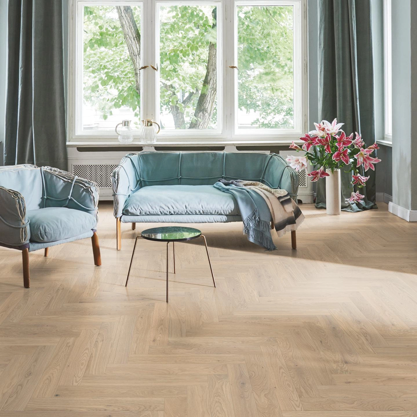 Milieubild Wohnzimmer in Stadtwohnung - Parador Parkett Trendtime 3 Eiche Bardolino weiß Milieubild Wohnzimmer in Stadtwohnung - Parador 1748883