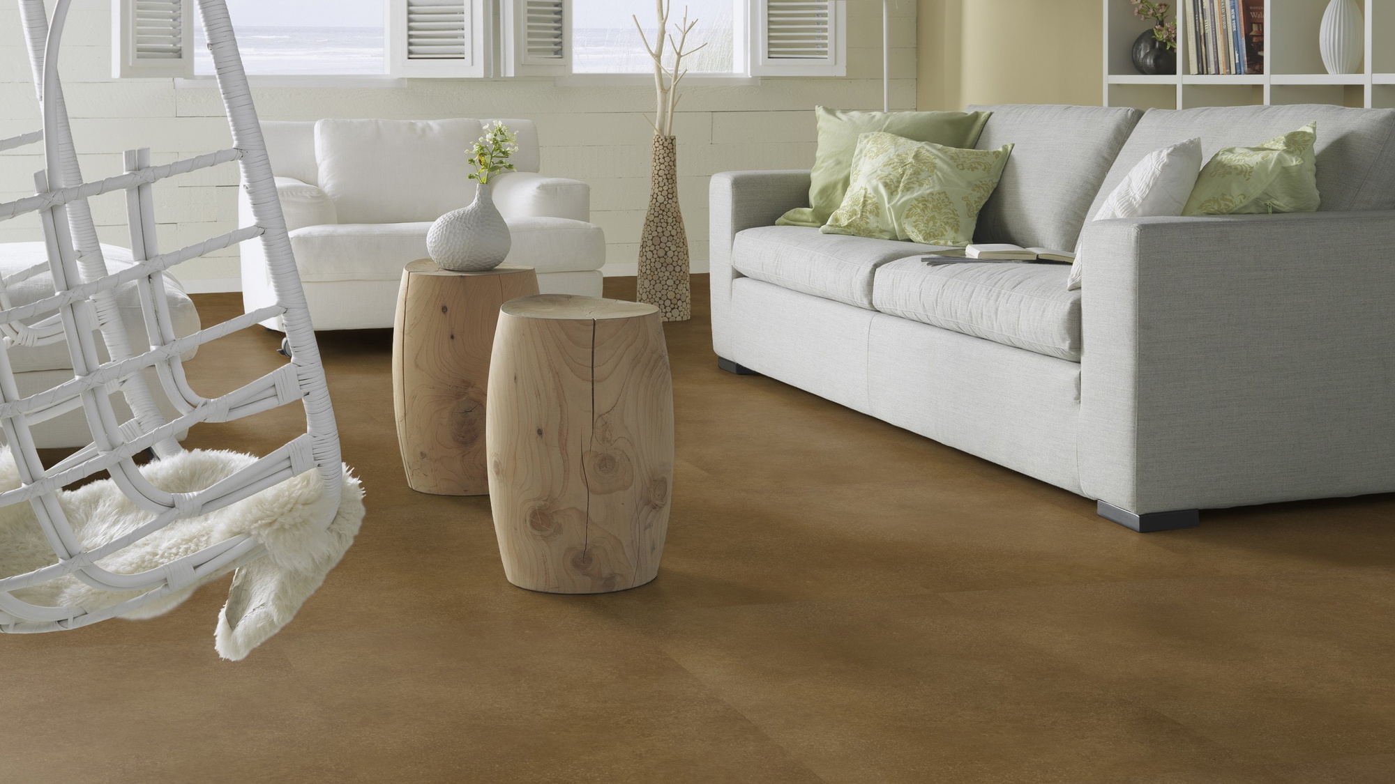 Milieubild Modernes, freundliches Wohnzimmer mit Sofa - Forbo Flooring Klebe-Vinyl Allura Dryback 0.55 Material Rust Speckled Ceramic Milieubild Modernes, freundliches Wohnzimmer mit Sofa - Forbo Flooring 243665