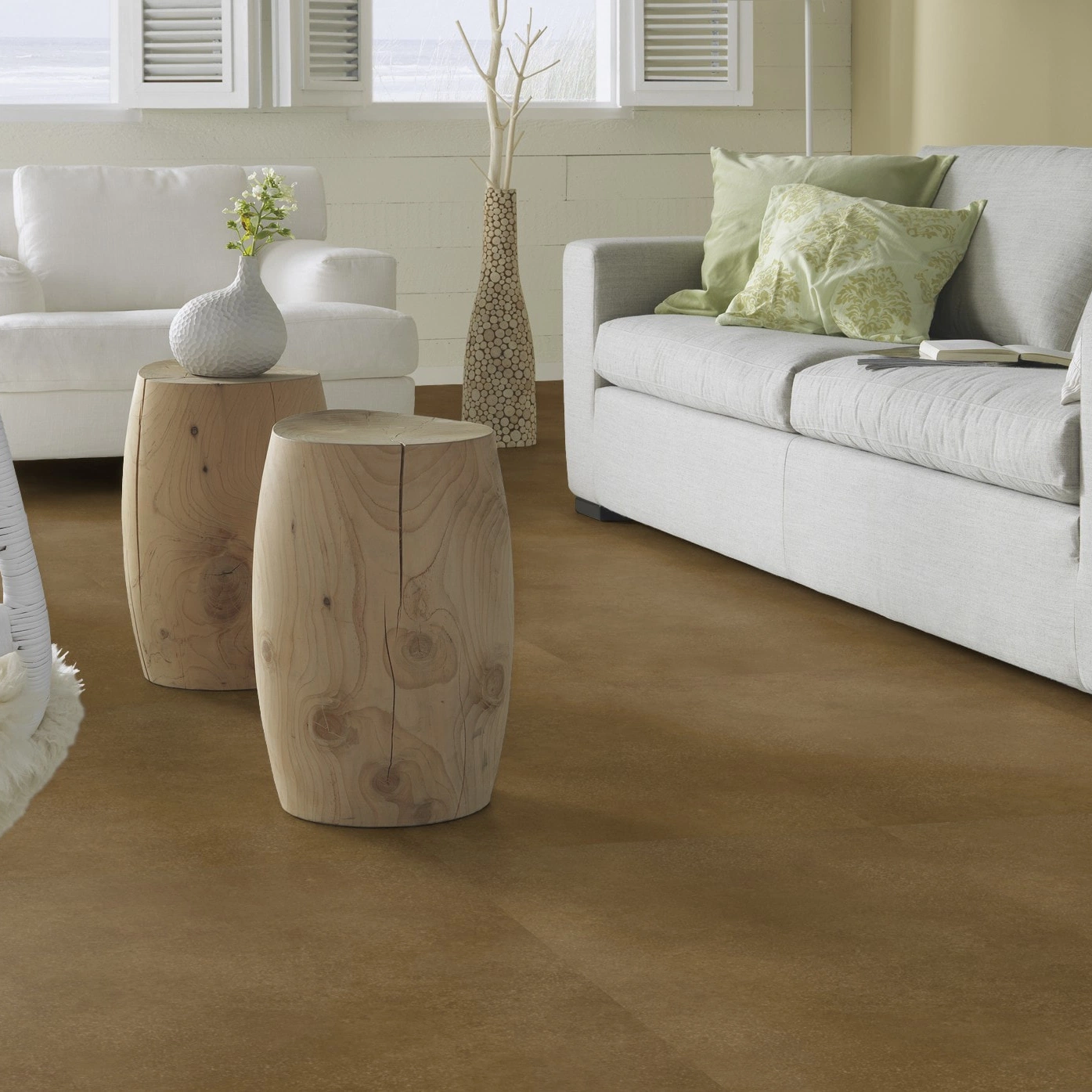 Milieubild Modernes, freundliches Wohnzimmer mit Sofa - Forbo Flooring Klebe-Vinyl Allura Dryback 0.55 Material Rust Speckled Ceramic Milieubild Modernes, freundliches Wohnzimmer mit Sofa - Forbo Flooring 243665
