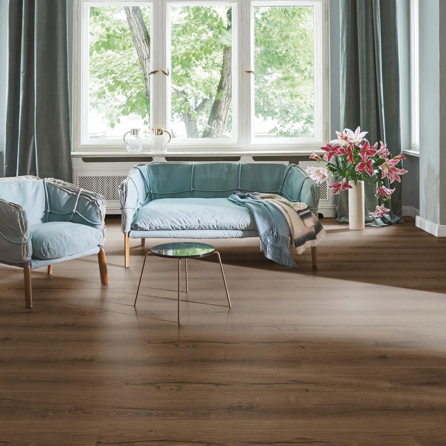 Milieubild Wohnzimmer in Stadtwohnung - Parador Klebe-Vinyl Classic 2025 Eiche Cambridge geräuchert Milieubild Wohnzimmer in Stadtwohnung - Parador 1748874