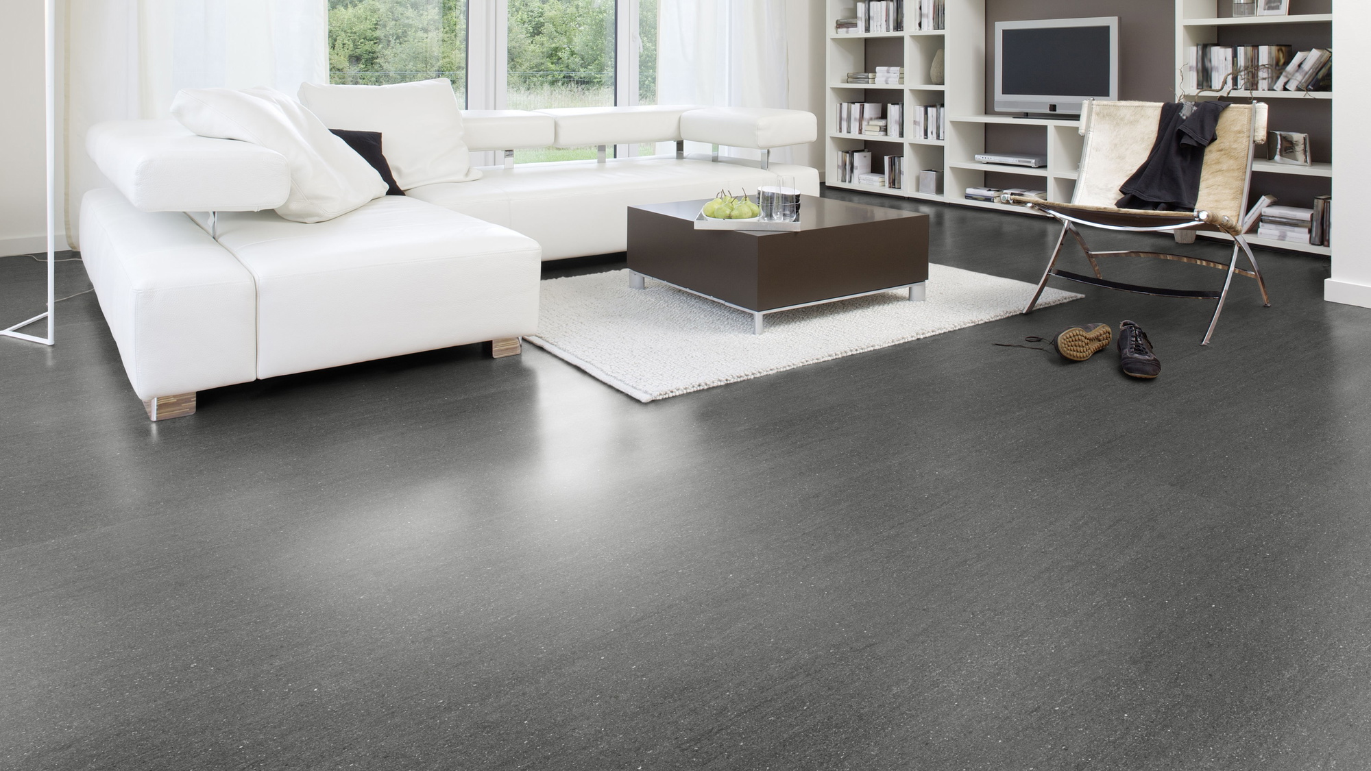 Milieubild Modernes Wohnzimmer mit Wohnlandschaft - Wicanders Wise HDF Klick-Designboden stone Natural Basaltina Stone Milieubild Modernes Wohnzimmer mit Wohnlandschaft - Wicanders Wise 80003898