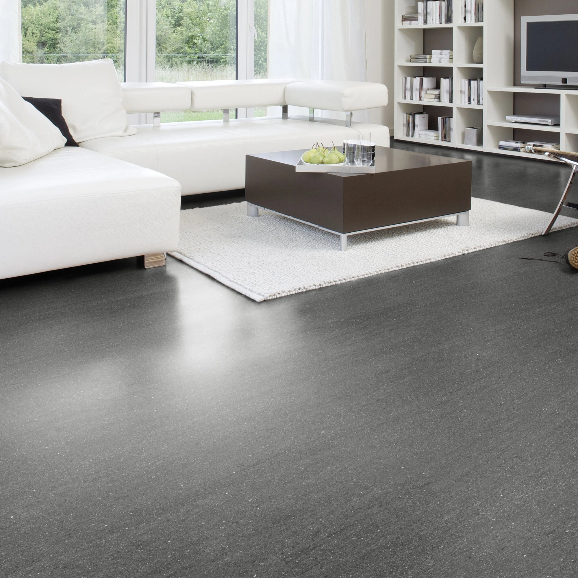 Milieubild Modernes Wohnzimmer mit Wohnlandschaft - Wicanders Wise HDF Klick-Designboden stone Natural Basaltina Stone Milieubild Modernes Wohnzimmer mit Wohnlandschaft - Wicanders Wise 80003898