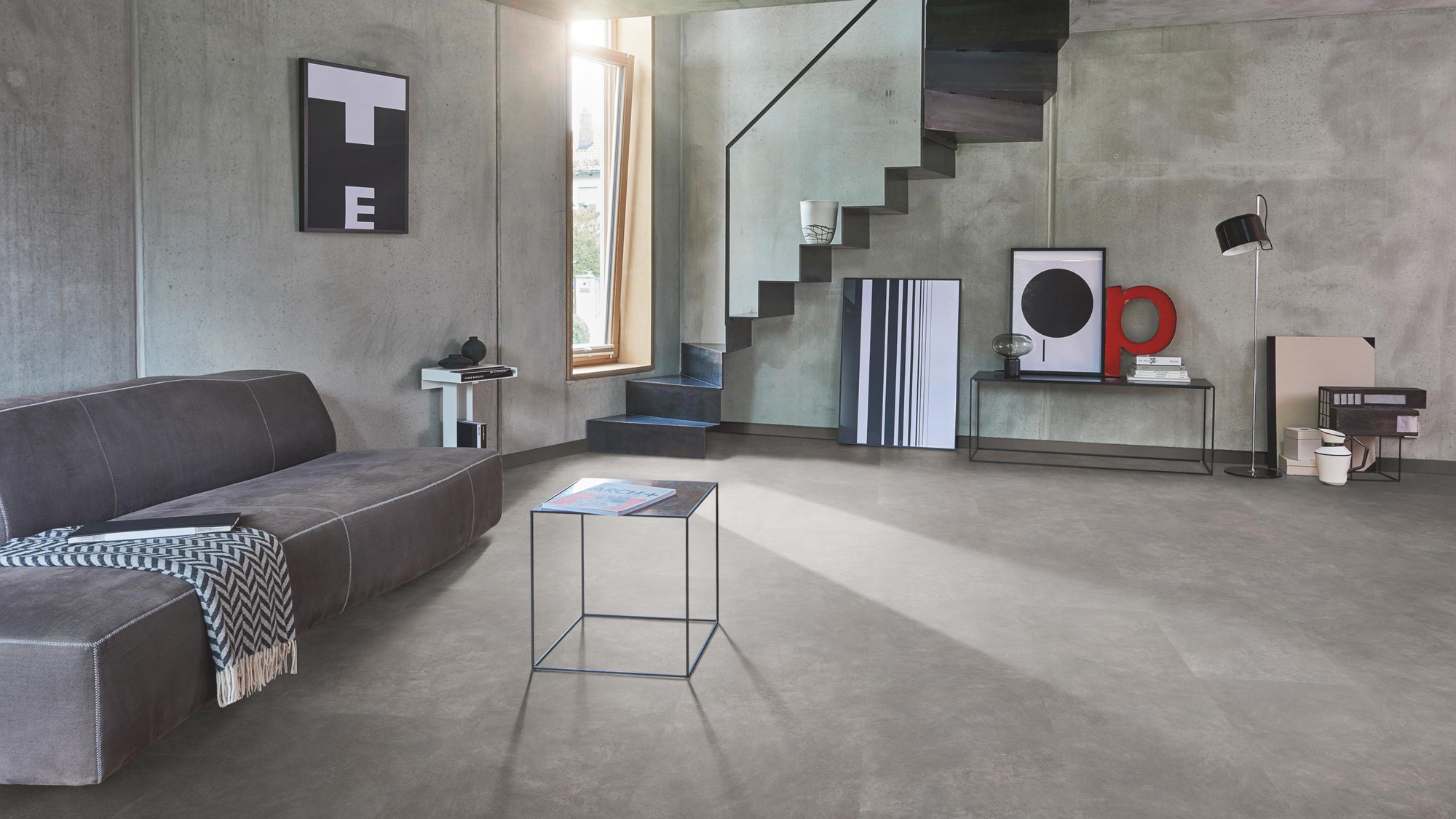 Milieubild Wohnzimmer im modernen Loft-Stil - Parador Laminat Trendtime 5 Beton dunkelgrau Milieubild Wohnzimmer im modernen Loft-Stil - Parador 1743596