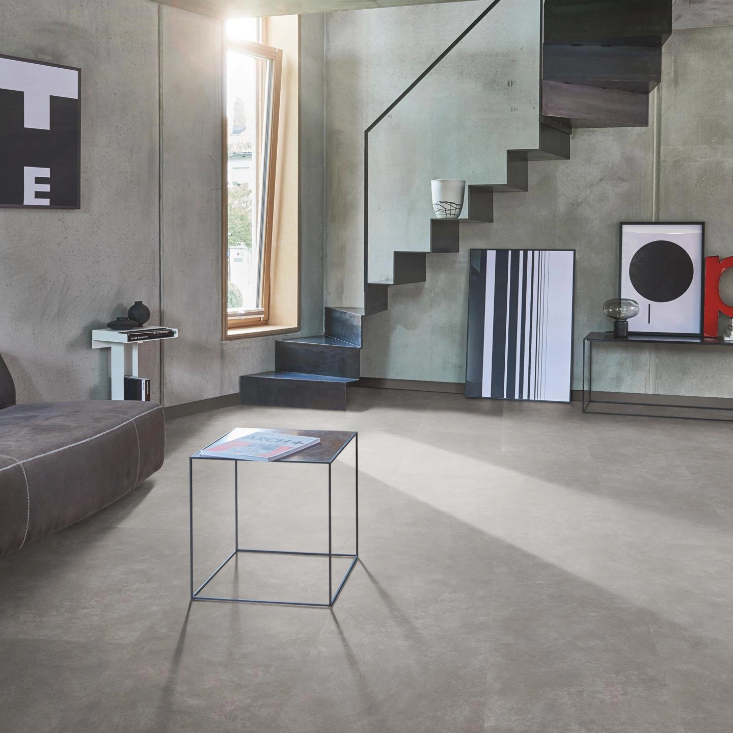 Milieubild Wohnzimmer im modernen Loft-Stil - Parador Laminat Trendtime 5 Beton dunkelgrau Milieubild Wohnzimmer im modernen Loft-Stil - Parador 1743596
