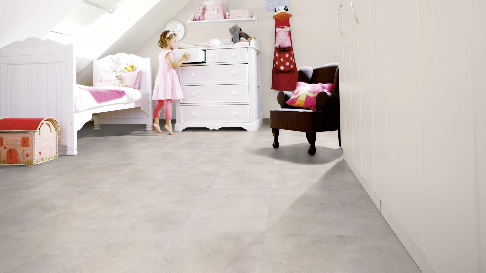 Milieubild Kinderzimmer mit weißer Kommode - wineo Klick-Bioboden PURLINE wineo 1000 stone L Urban Concrete Light Milieubild Kinderzimmer mit weißer Kommode - wineo PLC317R