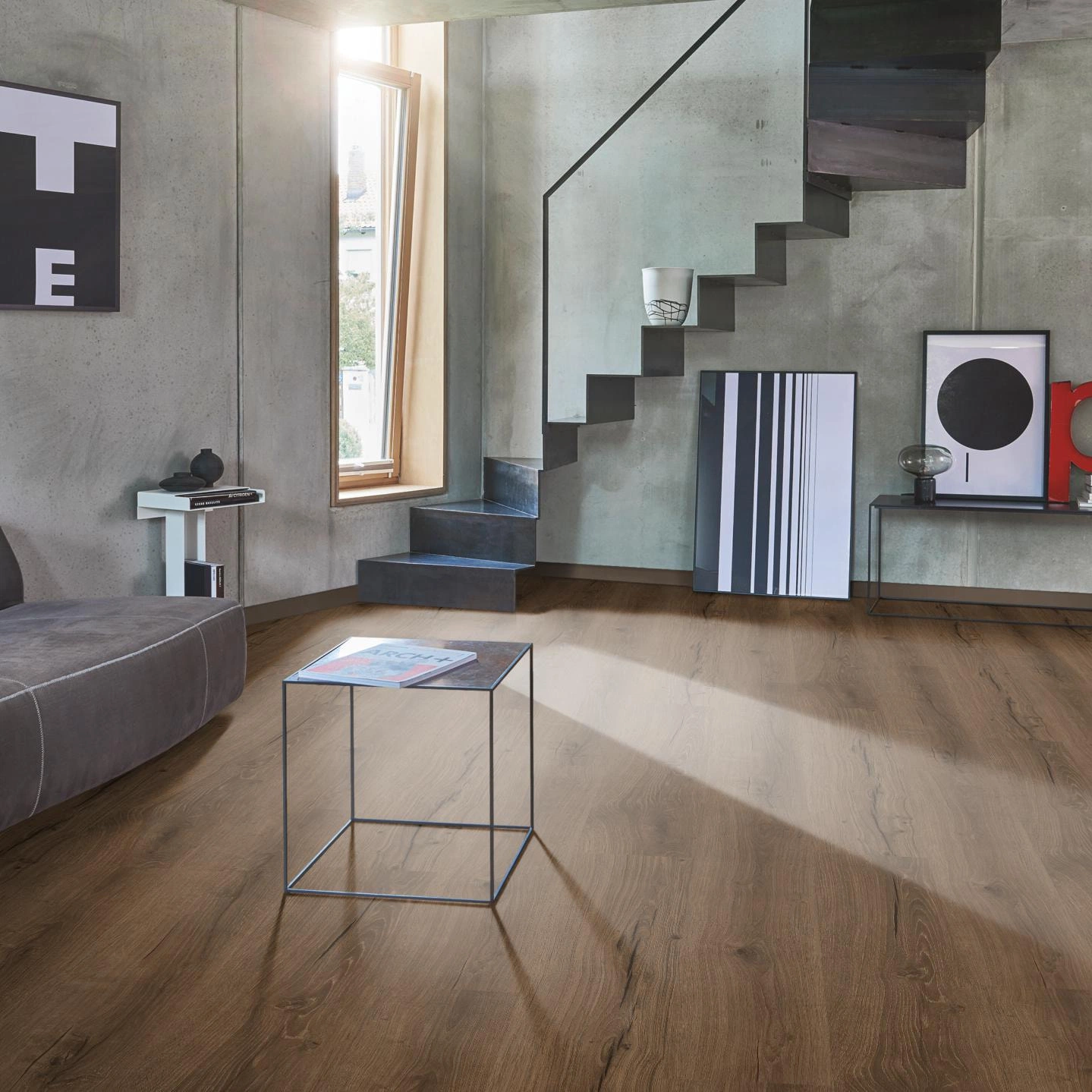 Milieubild Wohnzimmer im modernen Loft-Stil - Parador HDF Klick-Vinyl Basic 30 Eiche Cambridge geräuchert Milieubild Wohnzimmer im modernen Loft-Stil - Parador 1748797