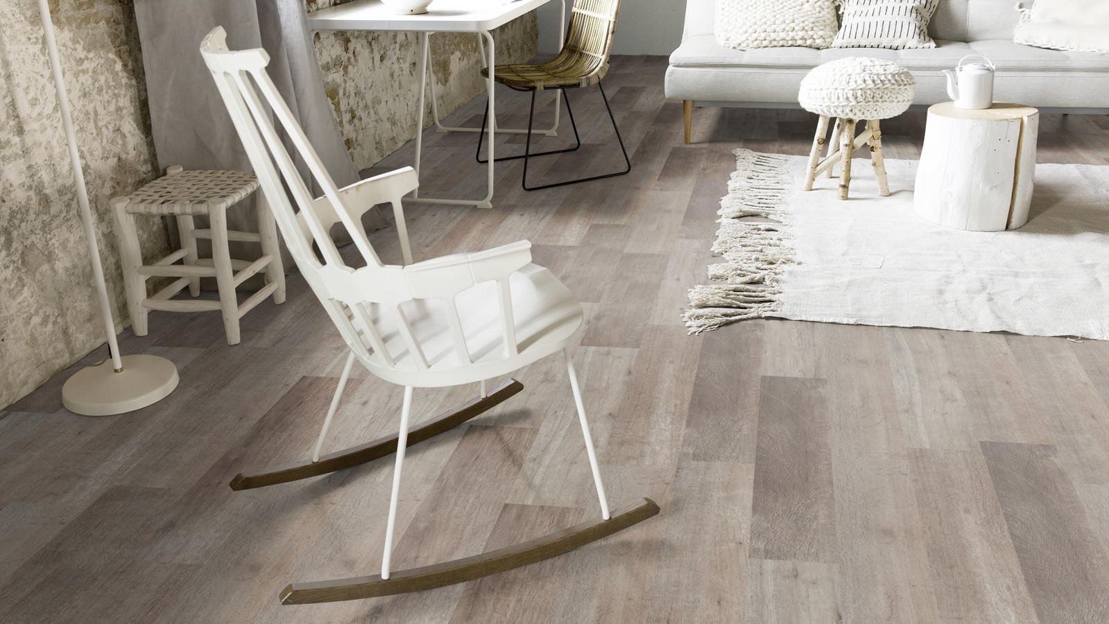 Milieubild Wohnzimmer mit Schaukelstuhl im skandinavischen Stil - Forbo Flooring 220168