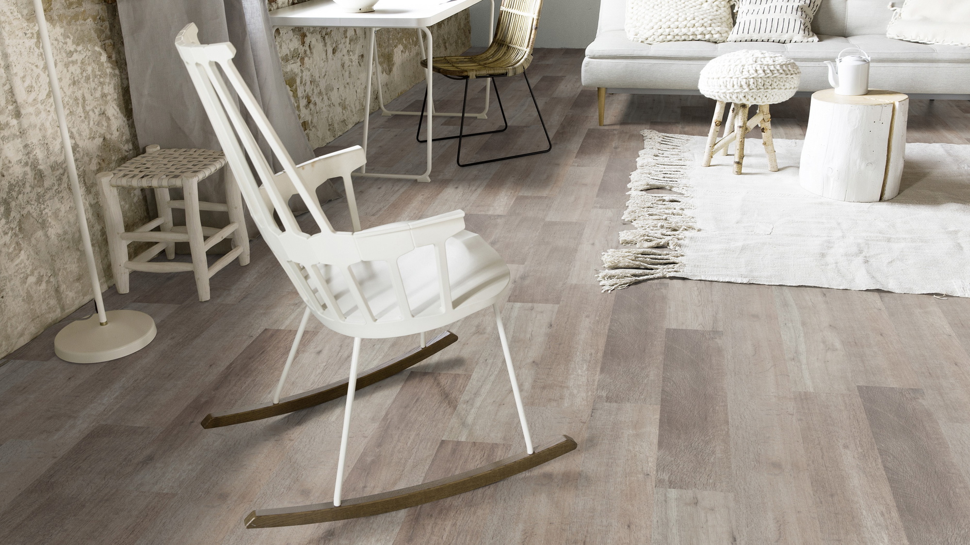 Milieubild Wohnzimmer mit Schaukelstuhl im skandinavischen Stil - Forbo Flooring 220168