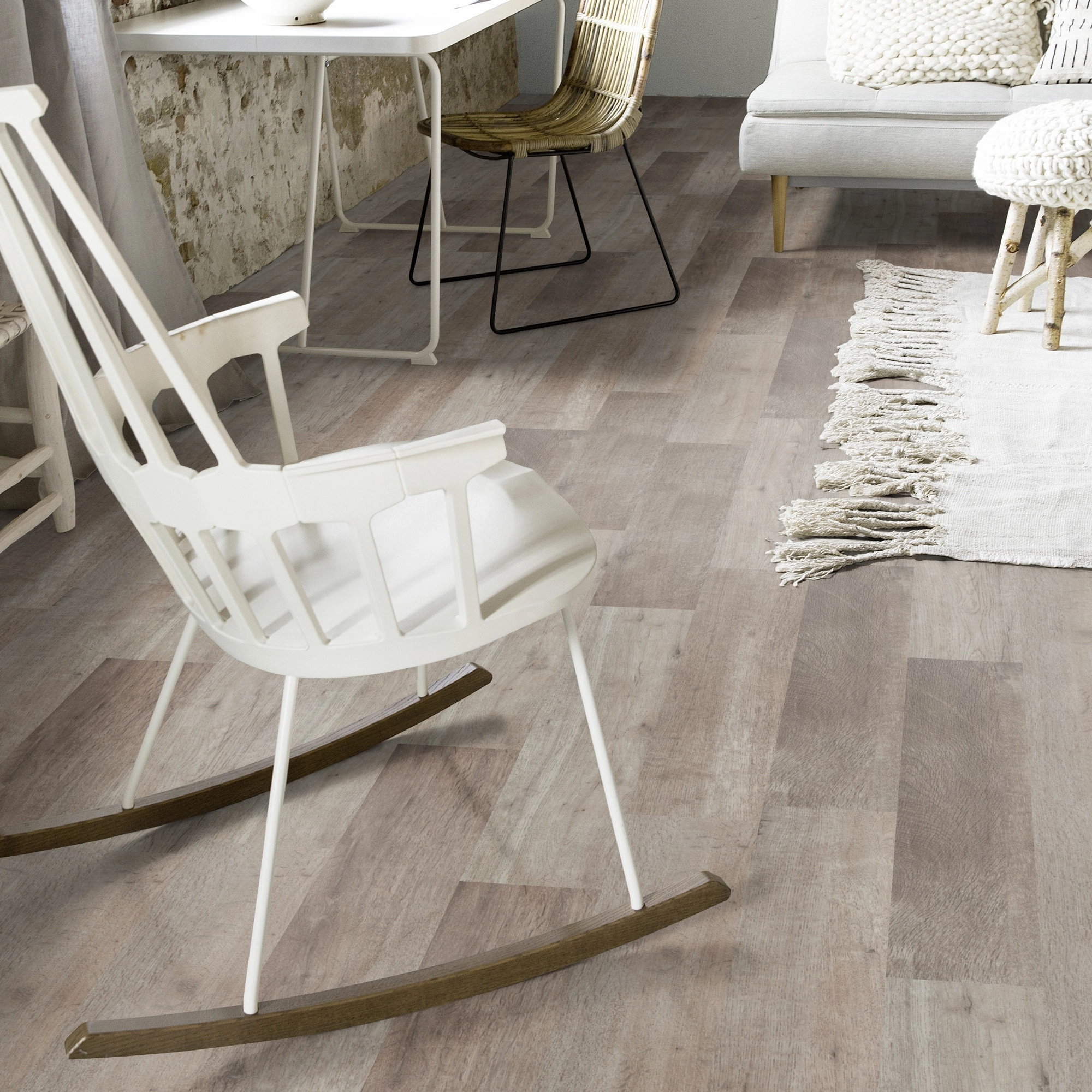 Milieubild Wohnzimmer mit Schaukelstuhl im skandinavischen Stil - Forbo Flooring Klebe-Vinyl Allura Dryback 0.55 Wood Grey Autumn Oak Milieubild Wohnzimmer mit Schaukelstuhl im skandinavischen Stil - Forbo Flooring 220168