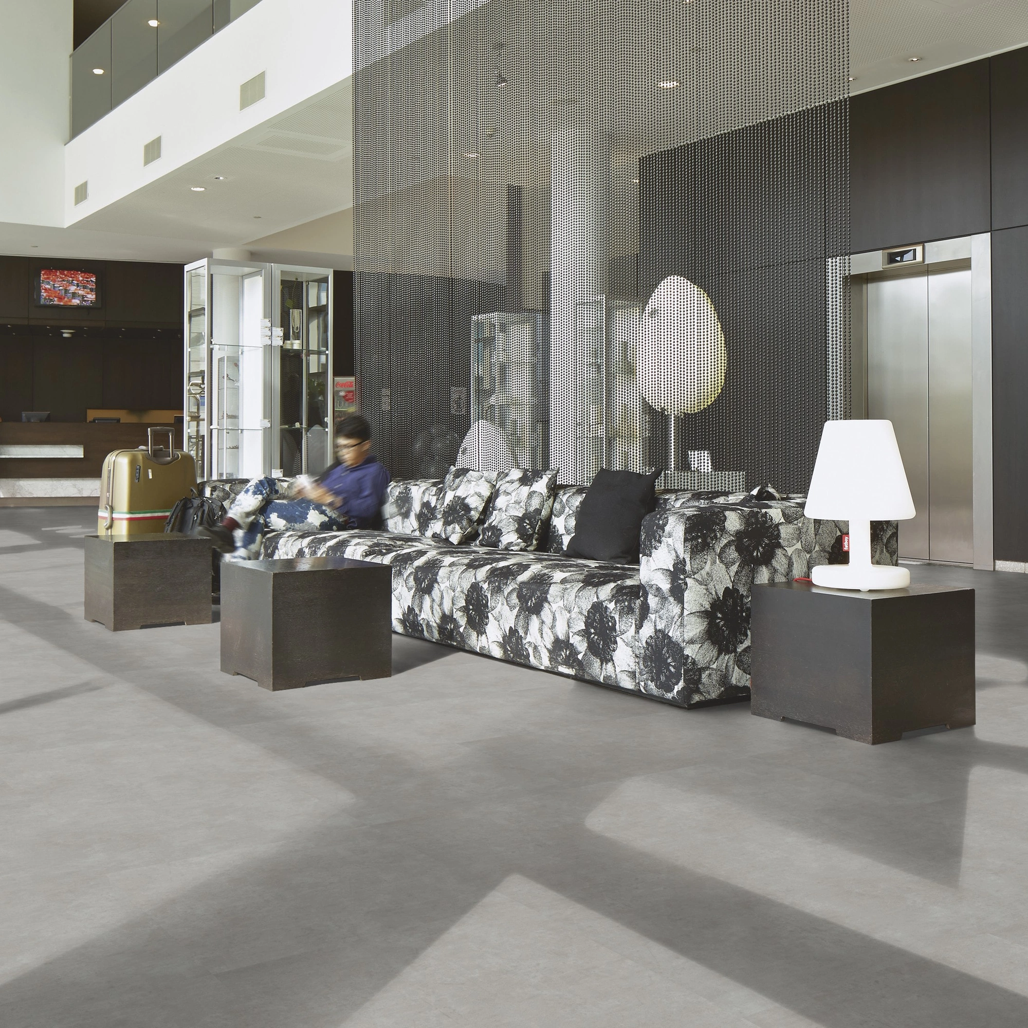Milieubild Hotellobby mit Rezeption - Forbo Flooring Klebe-Vinyl Allura Dryback 0.55 Material Grigio Concrete Milieubild Hotellobby mit Rezeption - Forbo Flooring 220183