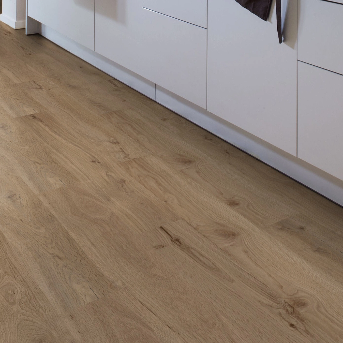 Milieubild Esszimmer mit Küchenblock - Wicanders Wise HDF Klick-Designboden wood Natural Dakota Oak Milieubild Esszimmer mit Küchenblock - Wicanders Wise 80003593