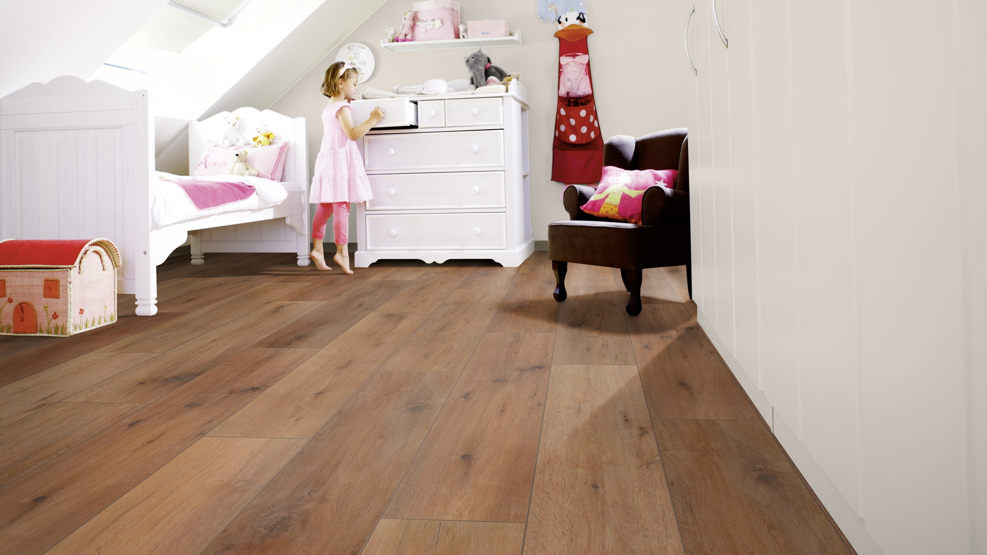 Milieubild Kinderzimmer mit weißer Kommode - wineo PLC315R