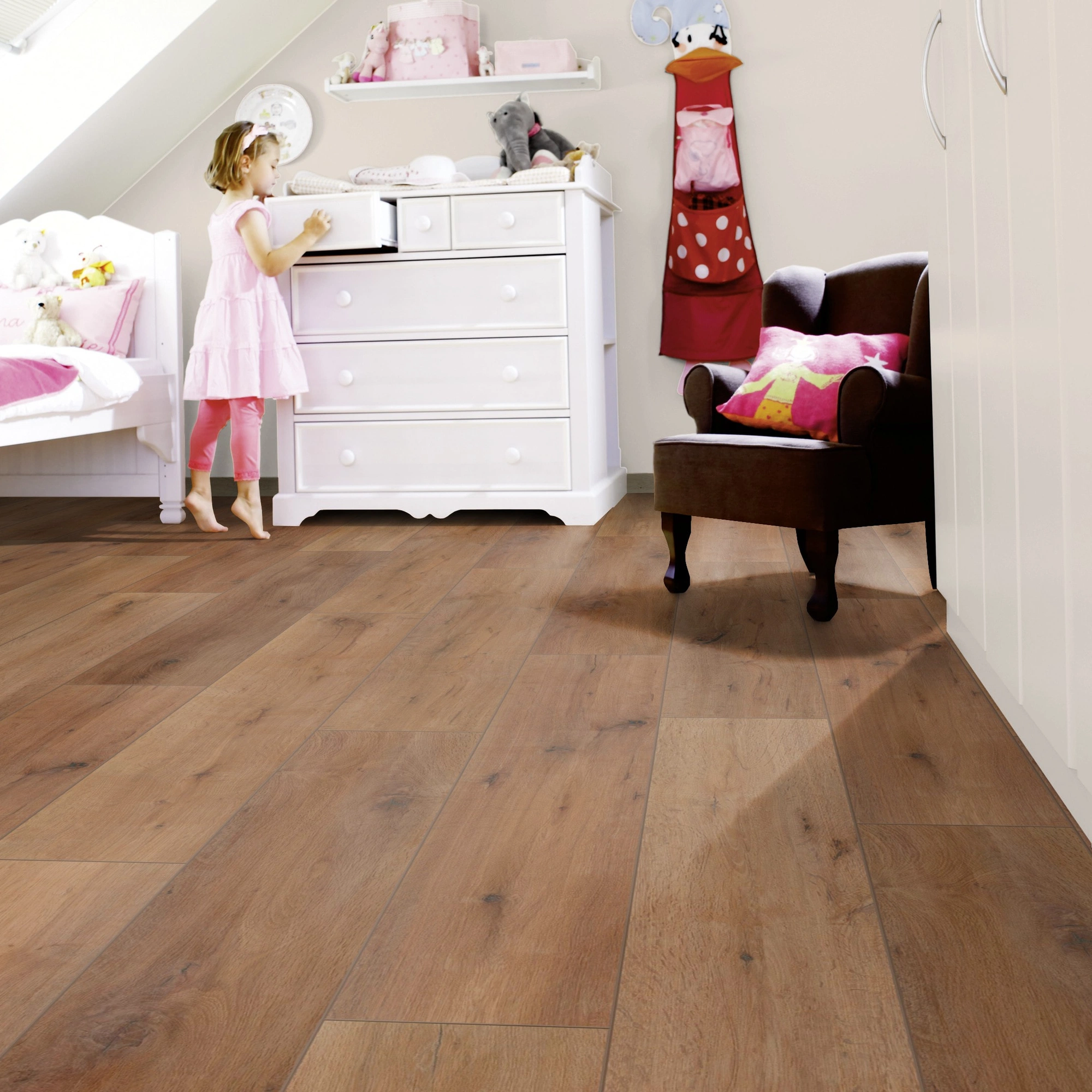 Milieubild Kinderzimmer mit weißer Kommode - wineo Klick-Bioboden PURLINE wineo 1000 wood XL Rustic Oak Nougat Milieubild Kinderzimmer mit weißer Kommode - wineo PLC315R