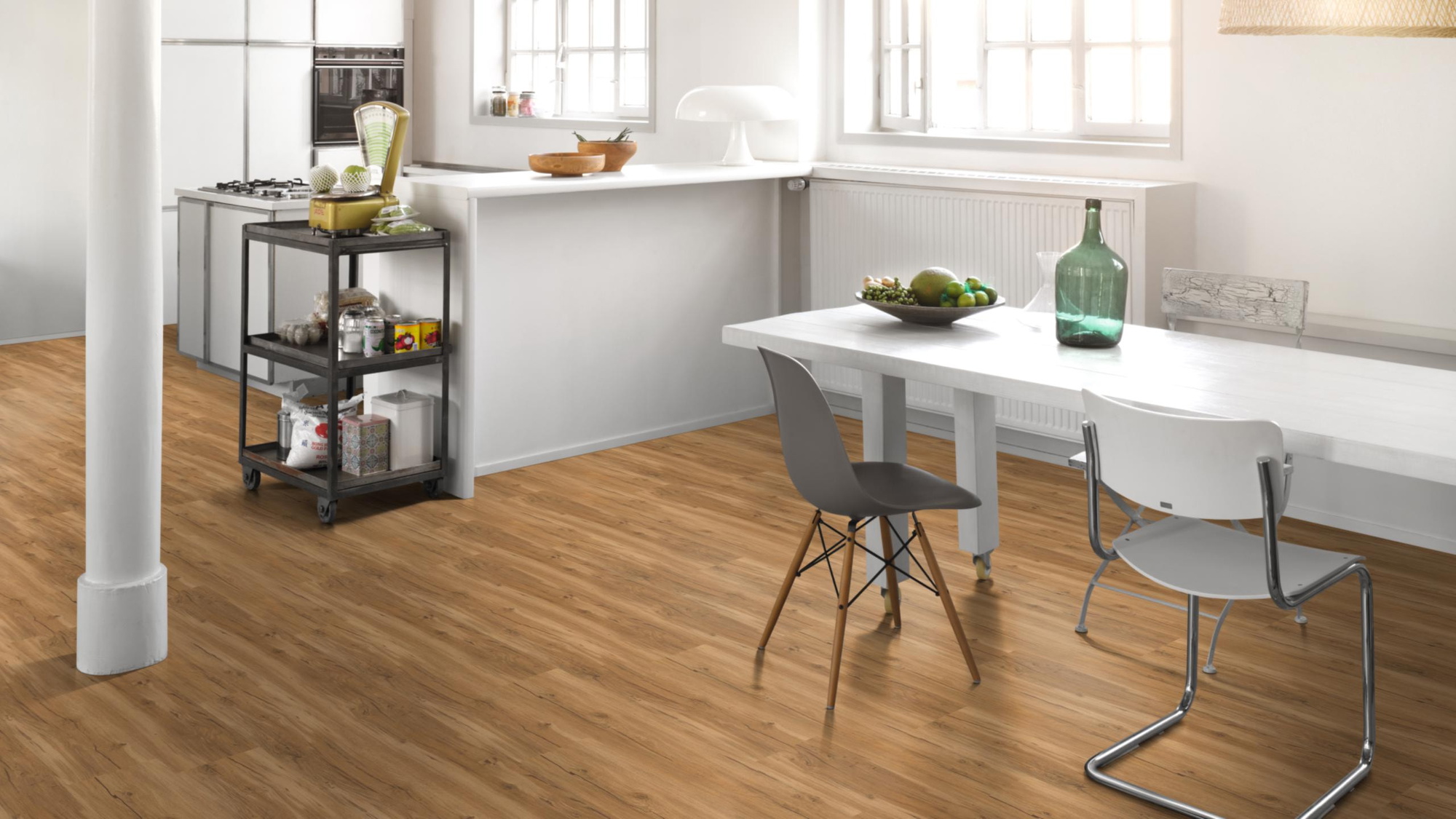 Milieubild Küche mit Essbereich - Parador Klebe-Vinyl Basic 2.0 Eiche Memory natur Milieubild Küche mit Essbereich - Parador 1730796