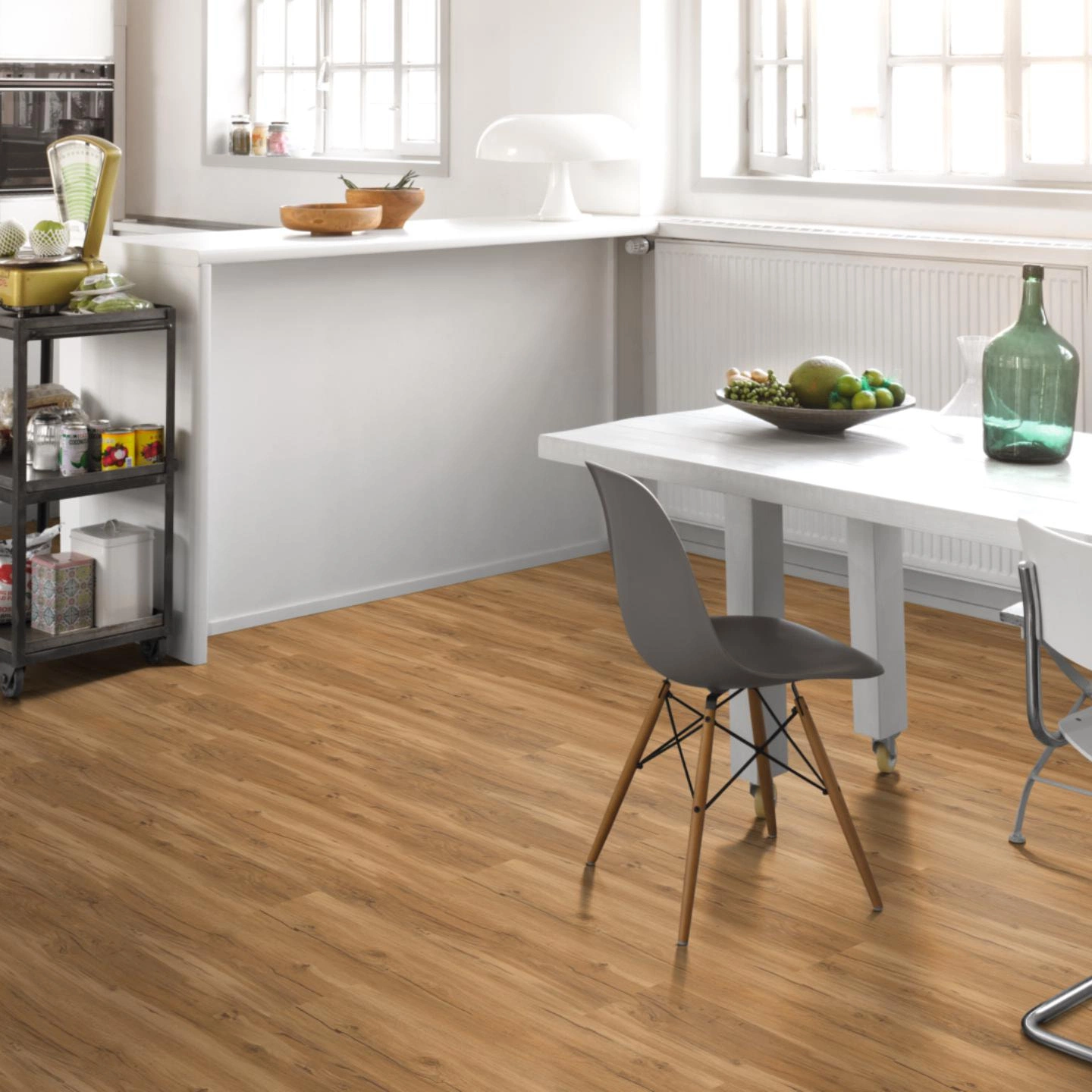 Milieubild Küche mit Essbereich - Parador Klebe-Vinyl Basic 2.0 Eiche Memory natur Milieubild Küche mit Essbereich - Parador 1730796