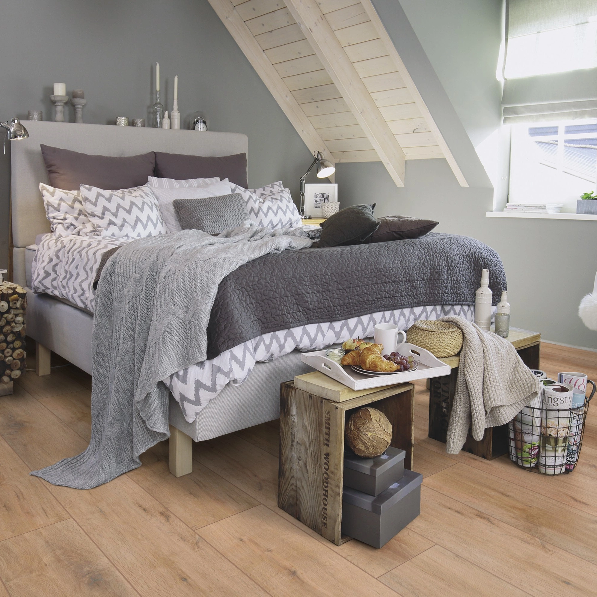 Milieubild Schlafzimmer im modernen Dachgeschoss - wineo Klebe-Bioboden PURLINE wineo 1000 wood XL Rustic Oak Ginger Milieubild Schlafzimmer im modernen Dachgeschoss - wineo PL314R