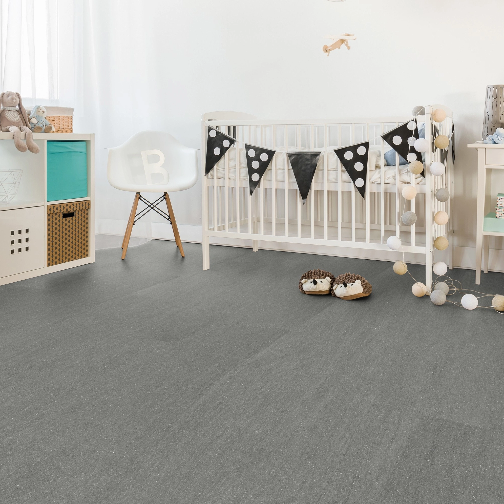 Milieubild Kinderzimmer mit weißer Krippe - Wicanders Wise HDF Klick-Designboden stone Natural Basaltina Stone Grey Milieubild Kinderzimmer mit weißer Krippe - Wicanders Wise 80003899