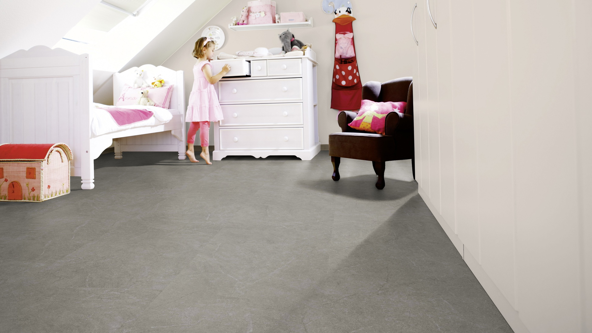 Milieubild Kinderzimmer mit weißer Kommode - wineo Klebe-Bioboden PURLINE wineo 1500 stone XL Serene Marble Dark Milieubild Kinderzimmer mit weißer Kommode - wineo PL15411SXL