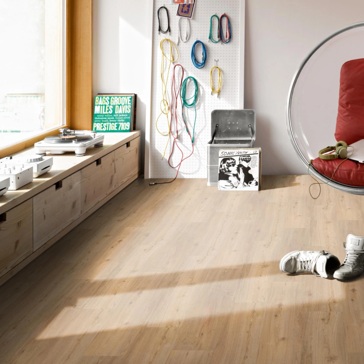 Milieubild Musikzimmer mit Plattenspieler - Parador Klebe-Vinyl Classic 2025 Eiche natur Milieubild Musikzimmer mit Plattenspieler - Parador 1748872