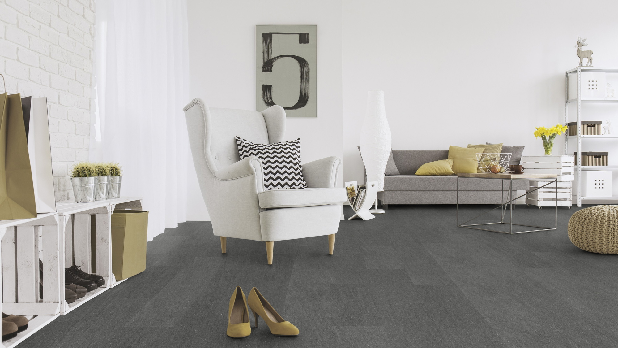 Milieubild Wohnzimmer mit Sessel und Sofa - Wicanders Wise HDF Klick-Designboden stone Natural Basaltina Stone Milieubild Wohnzimmer mit Sessel und Sofa - Wicanders Wise 80003898