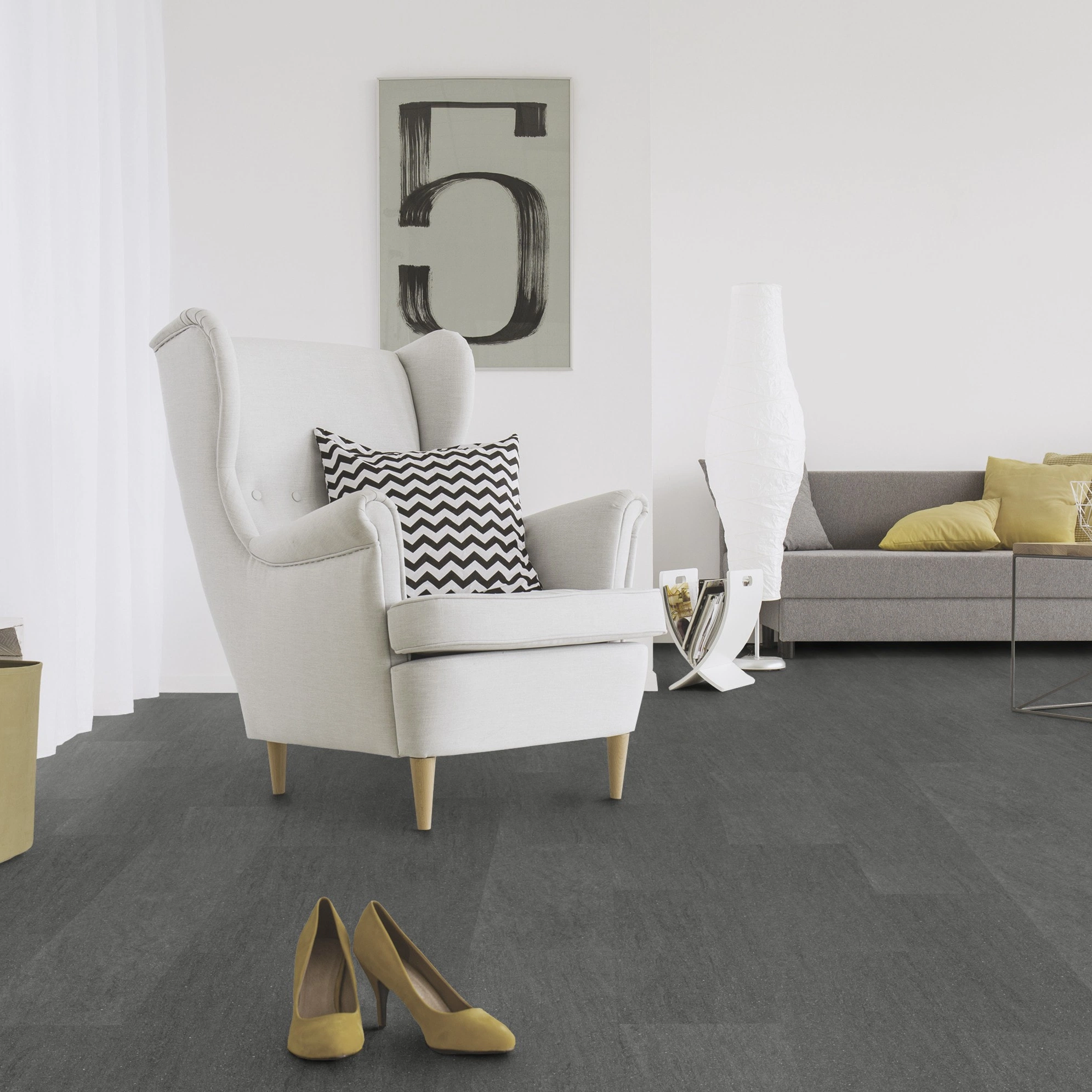 Milieubild Wohnzimmer mit Sessel und Sofa - Wicanders Wise HDF Klick-Designboden stone Natural Basaltina Stone Milieubild Wohnzimmer mit Sessel und Sofa - Wicanders Wise 80003898