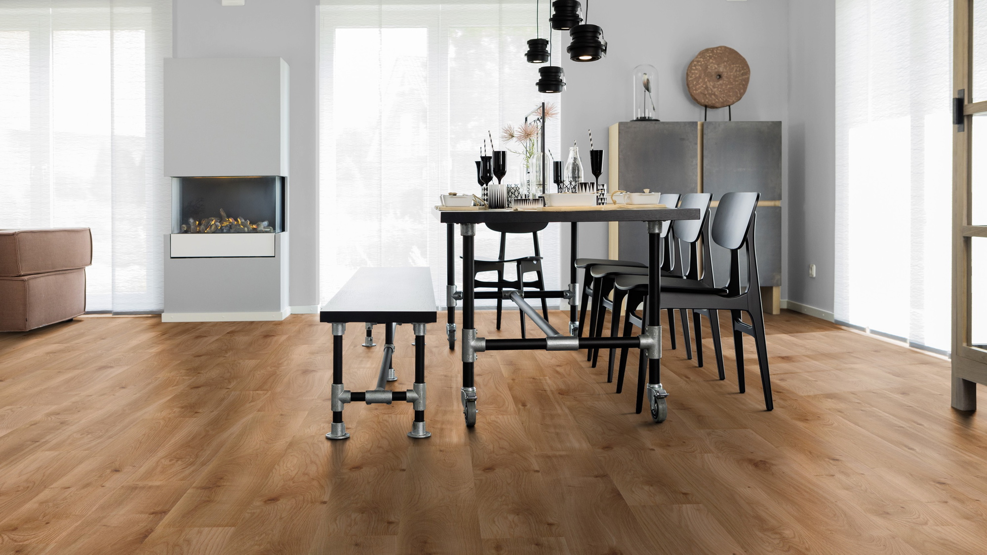 Milieubild Esszimmer mit Kamin - wineo Klebe-Bioboden PURLINE wineo 1000 wood L Intensive Oak Caramel Milieubild Esszimmer mit Kamin - wineo PL300R