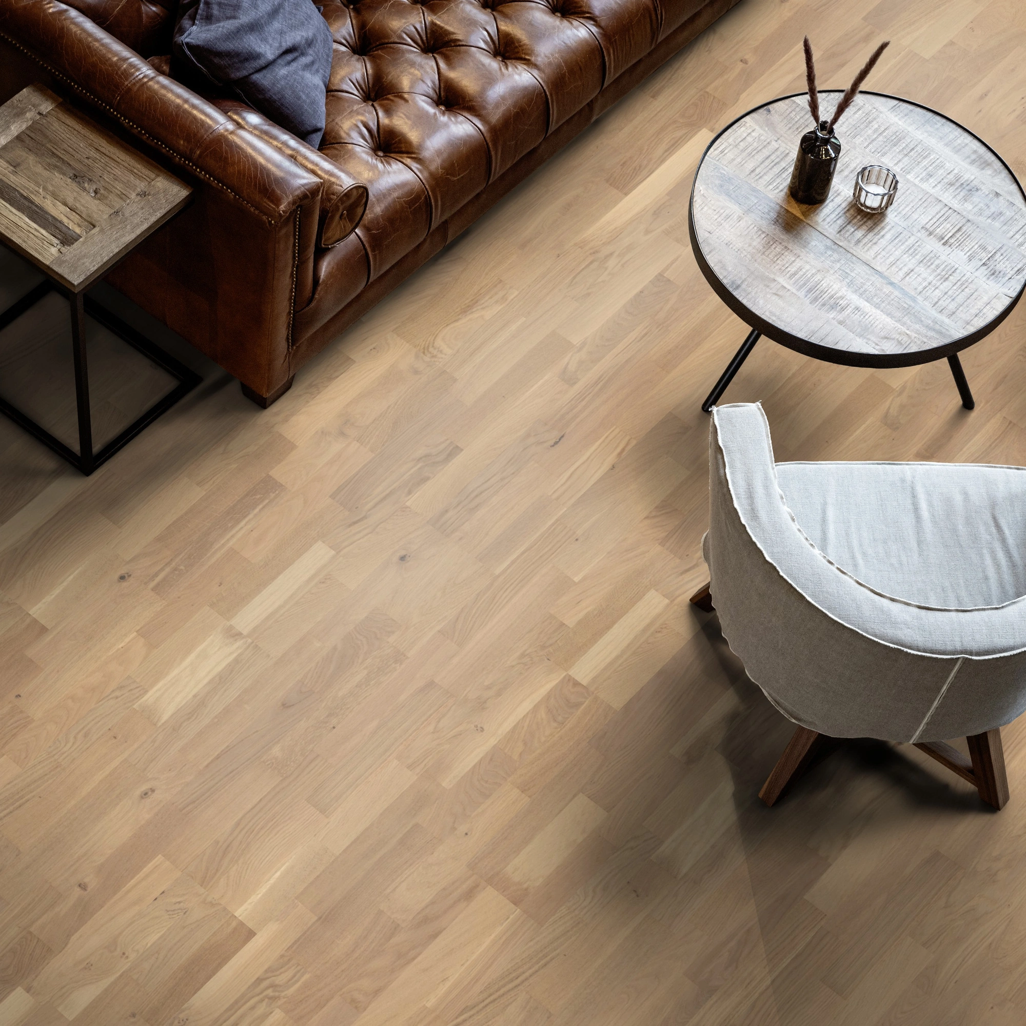 Milieubild Wohnzimmer mit Ledersofa - Blick von oben - ter Hürne Parkett Tailored Collection Eiche Kabinett Milieubild Wohnzimmer mit Ledersofa - Blick von oben - ter Hürne 1101312512