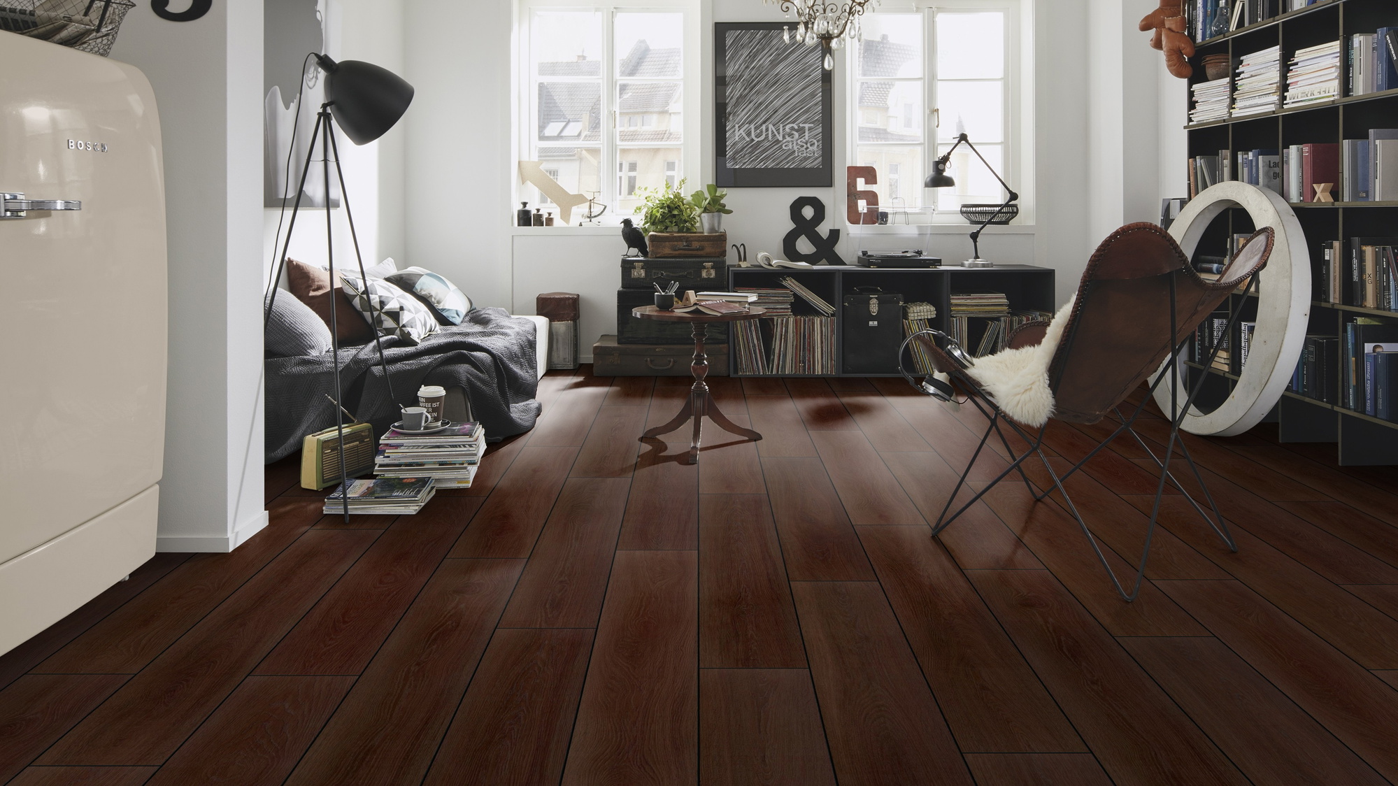 Milieubild Kompaktes Wohnzimmer mit Bücherregal - wineo HDF Klick-Bioboden PURLINE wineo 1000 wood XL Calm Oak Mocca Milieubild Kompaktes Wohnzimmer mit Bücherregal - wineo MLP307R