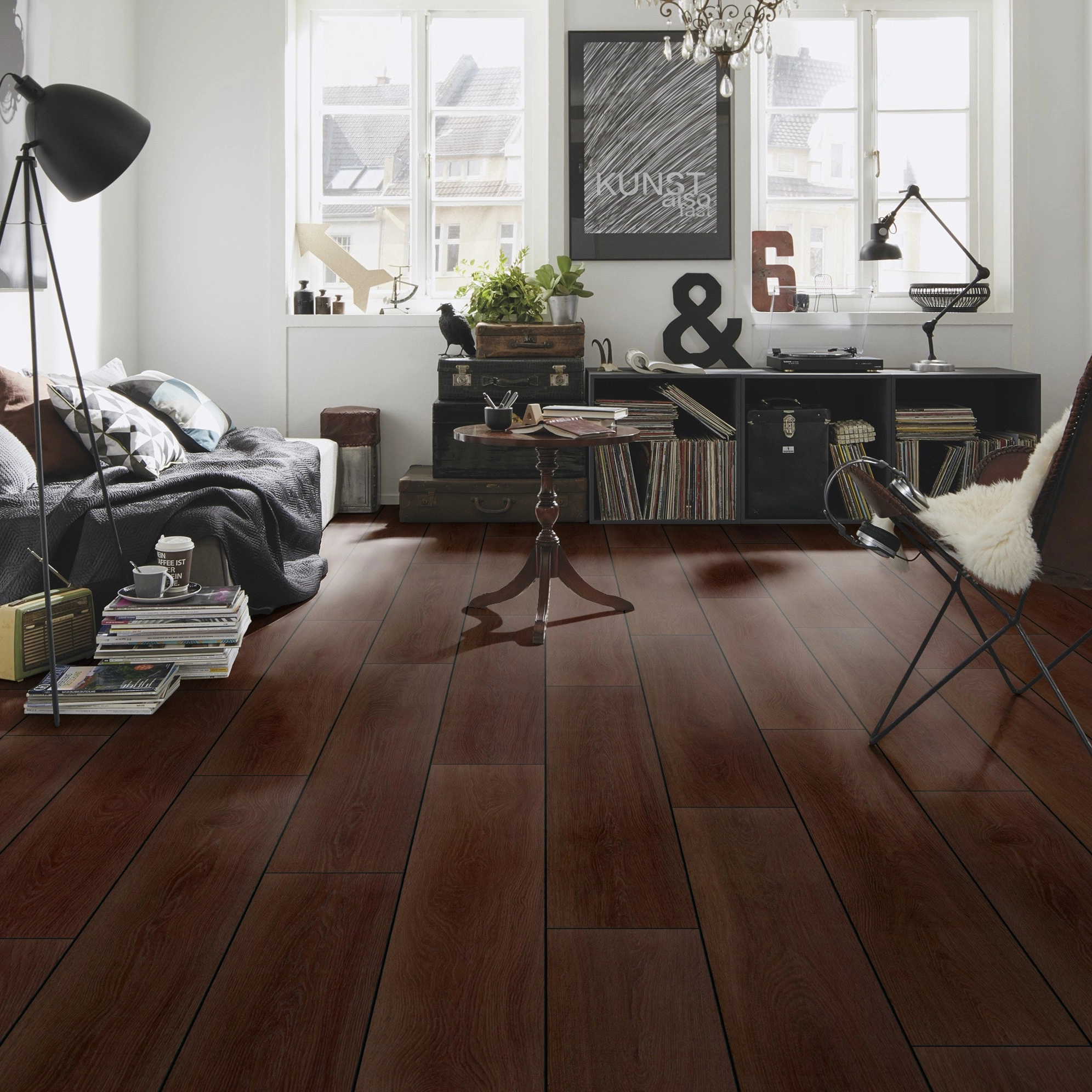 Milieubild Kompaktes Wohnzimmer mit Bücherregal - wineo HDF Klick-Bioboden PURLINE wineo 1000 wood XL Calm Oak Mocca Milieubild Kompaktes Wohnzimmer mit Bücherregal - wineo MLP307R