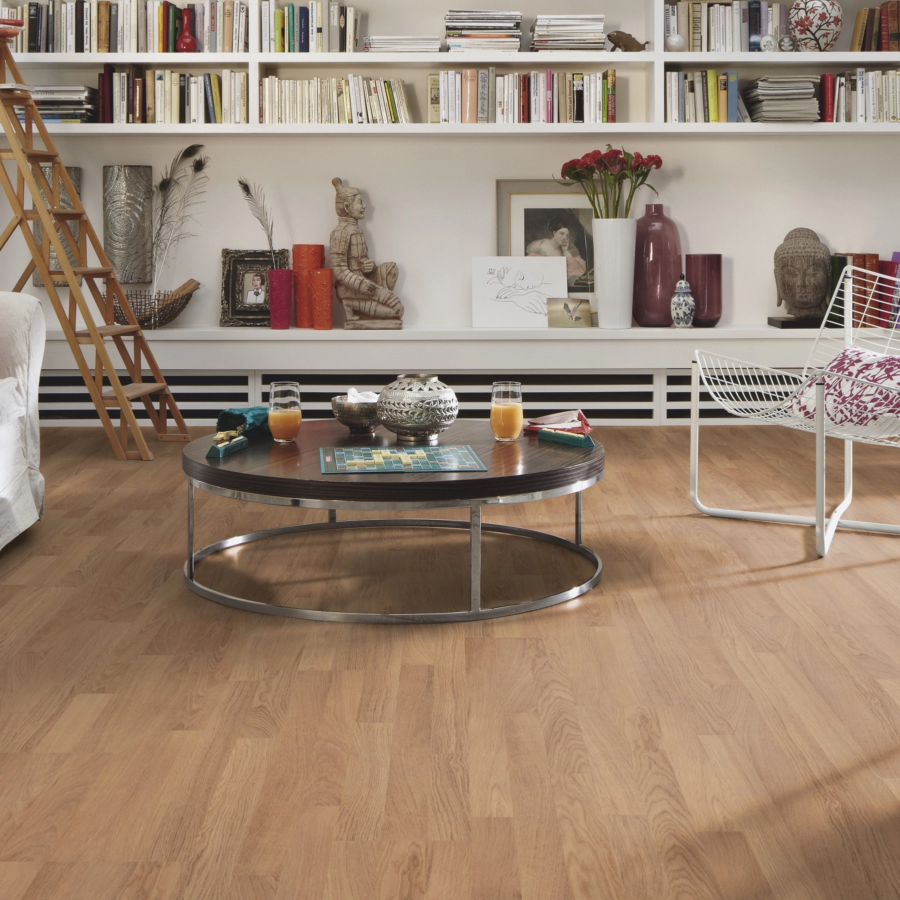 Milieubild Wohnzimmer mit großem Bücherregal - MEISTER Laminat LC 55 Eiche natur Milieubild Wohnzimmer mit großem Bücherregal - MEISTER 600012-1288198-06067