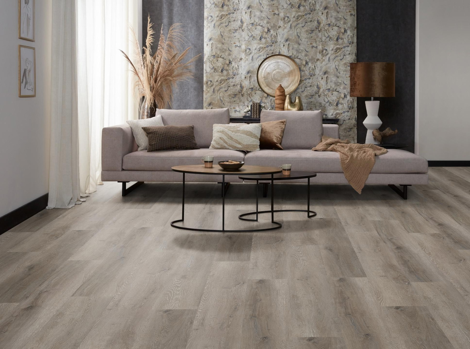 Milieubild Modernes, freundliches Wohnzimmer mit Sofa und Wandtapete - nexflor NXF-20030-003