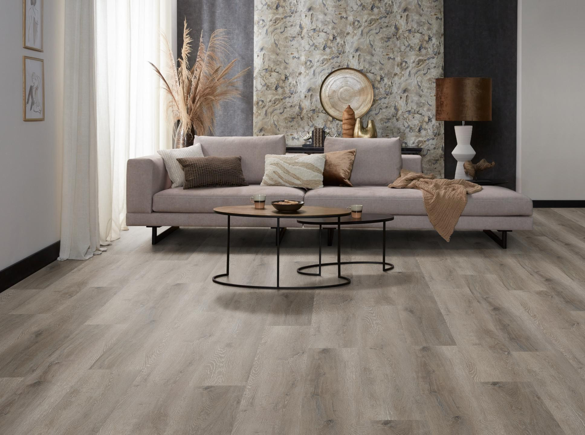 Milieubild Modernes, freundliches Wohnzimmer mit Sofa und Wandtapete - nexflor Rigid Klick-Vinyl Helios Click Collection Marathon Oak Milieubild Modernes, freundliches Wohnzimmer mit Sofa und Wandtapete - nexflor NXF-20030-003