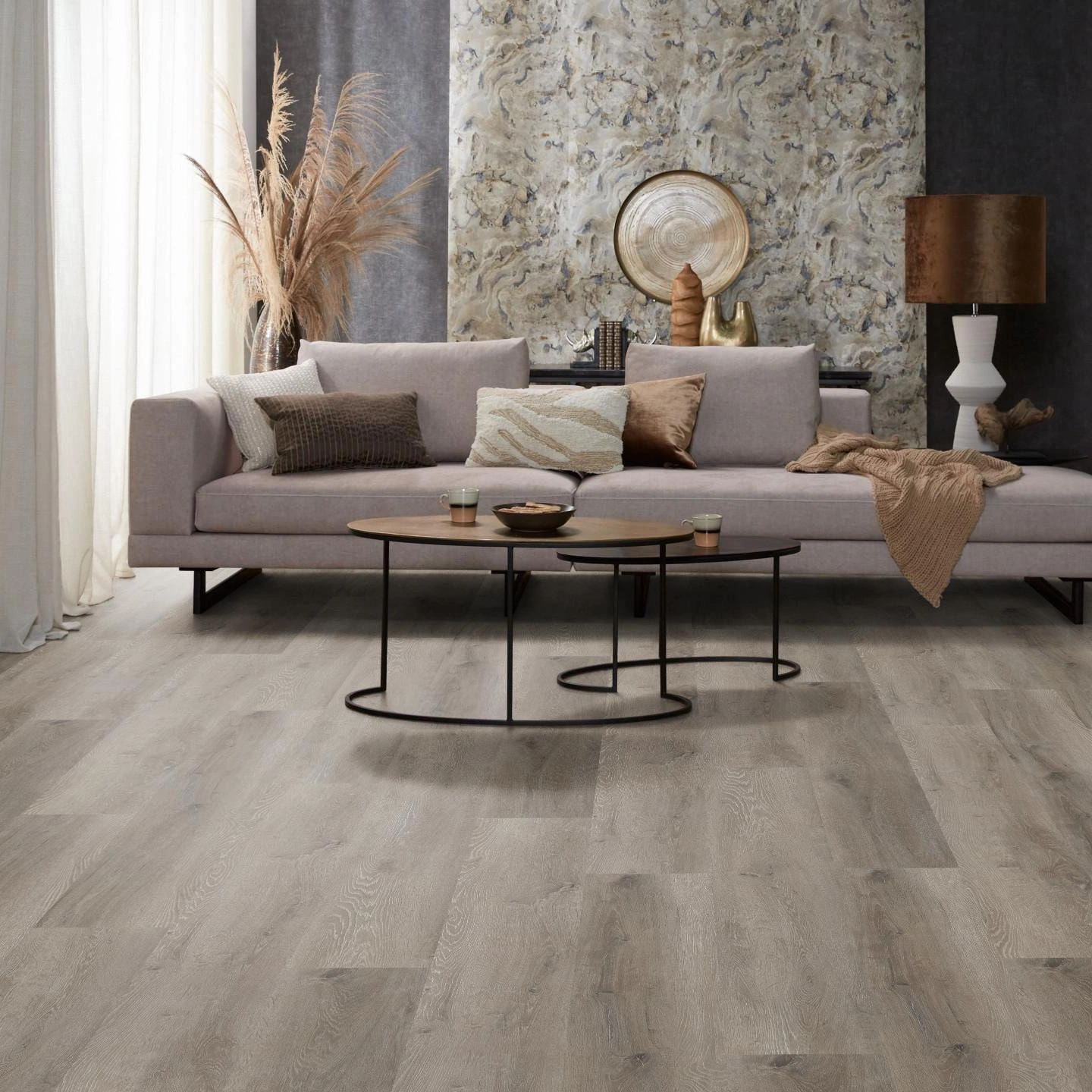Milieubild Modernes, freundliches Wohnzimmer mit Sofa und Wandtapete - nexflor Rigid Klick-Vinyl Helios Click Collection Marathon Oak Milieubild Modernes, freundliches Wohnzimmer mit Sofa und Wandtapete - nexflor NXF-20030-003