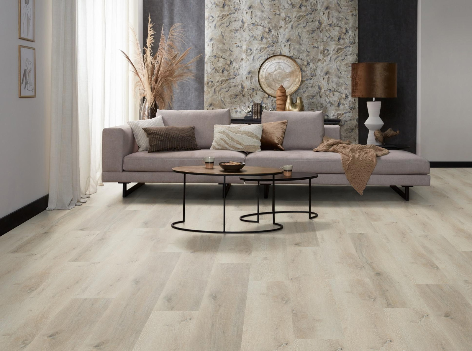 Milieubild Modernes, freundliches Wohnzimmer mit Sofa und Wandtapete - nexflor NXF-10030-001